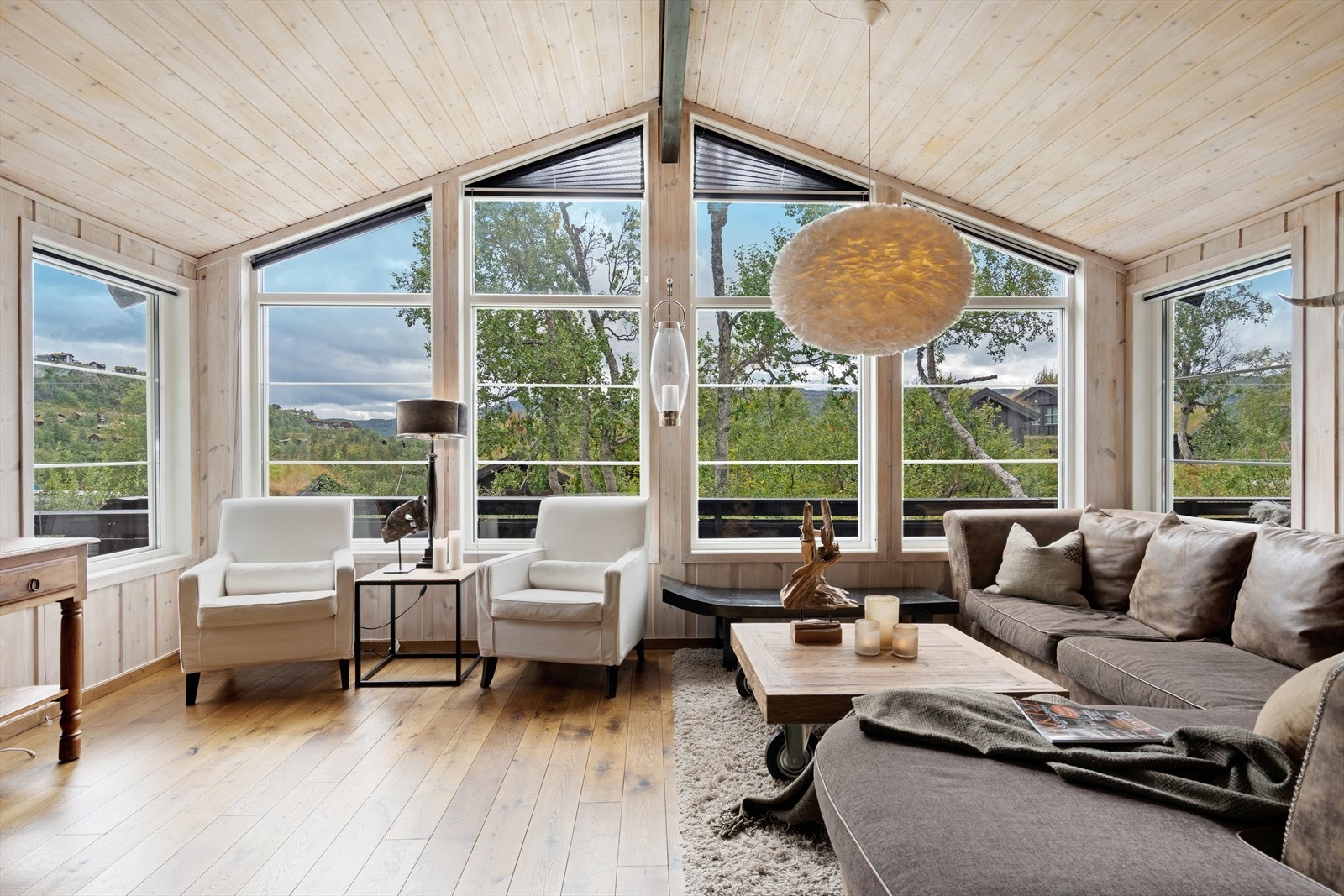 Nydelig utsikt mot fjellene i vest fra stuen Galleribilde