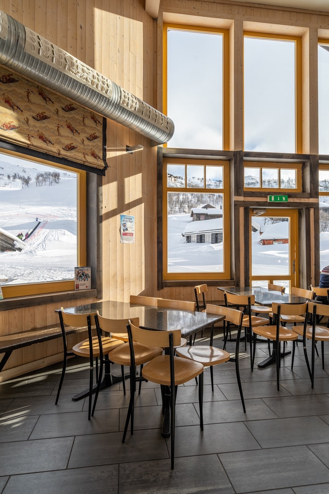 Varmestue med fjellpub. Her er servering og mat i utfartshelgene Galleribilde