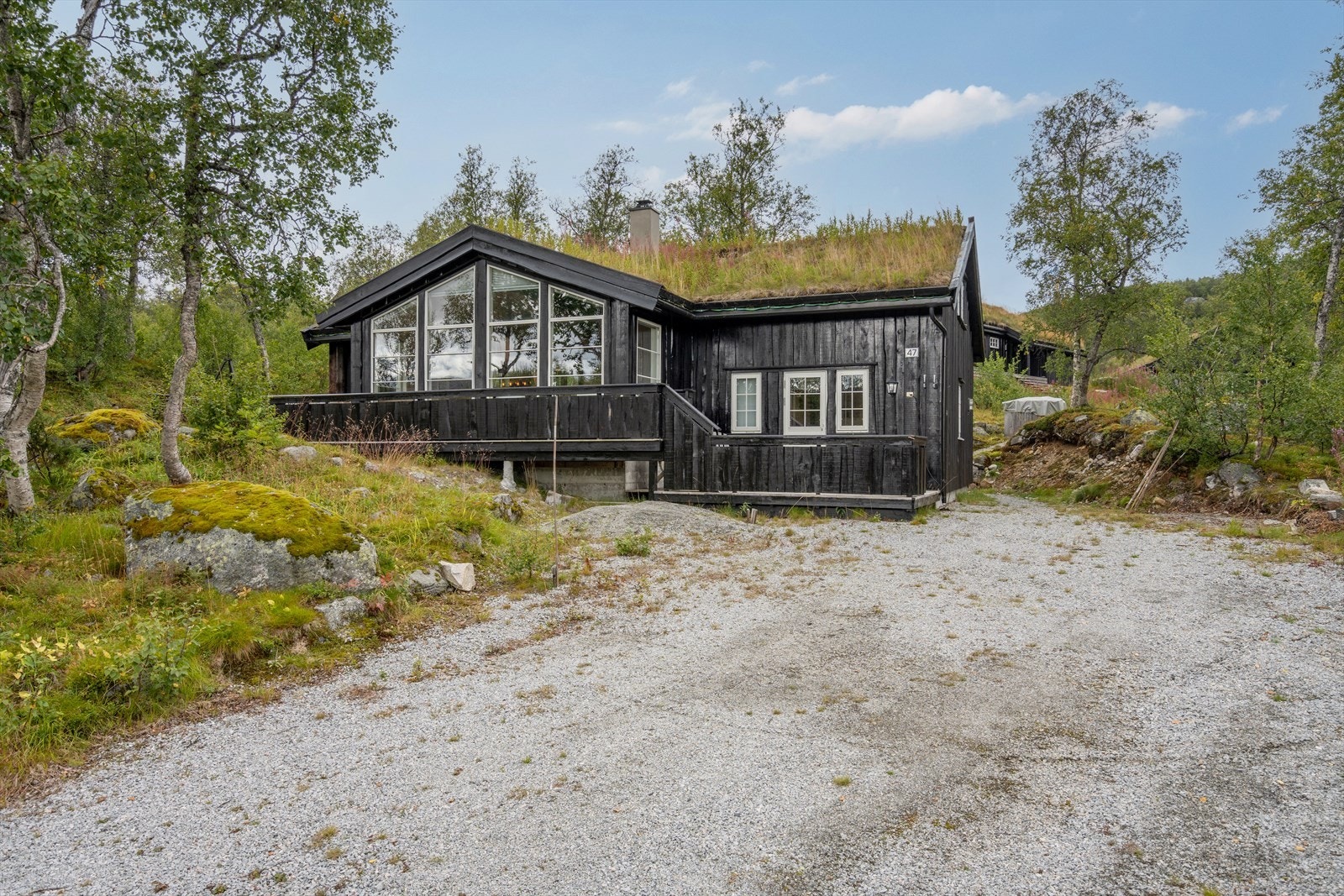 Gruset gårdsrom med rikelig parkering Galleribilde