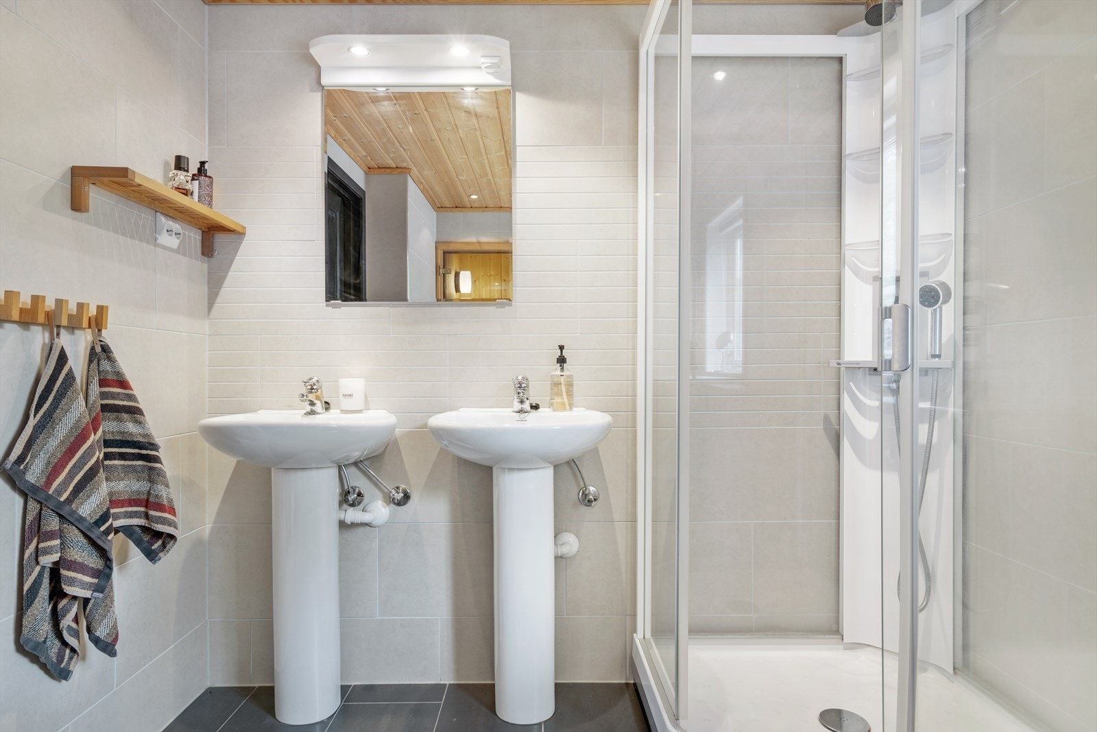 Rommelig baderom med dusj/wc/doble søylevasker Galleribilde