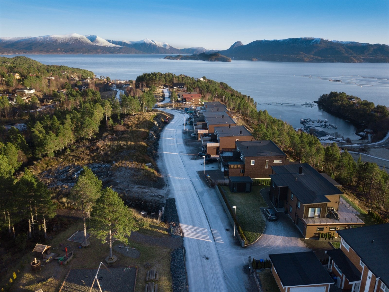 Til venstre kommer det 4-mannsboliger med til sammen 12 leiligheter - Se Ørnvikatoppen på finn.no for mer info. Galleribilde