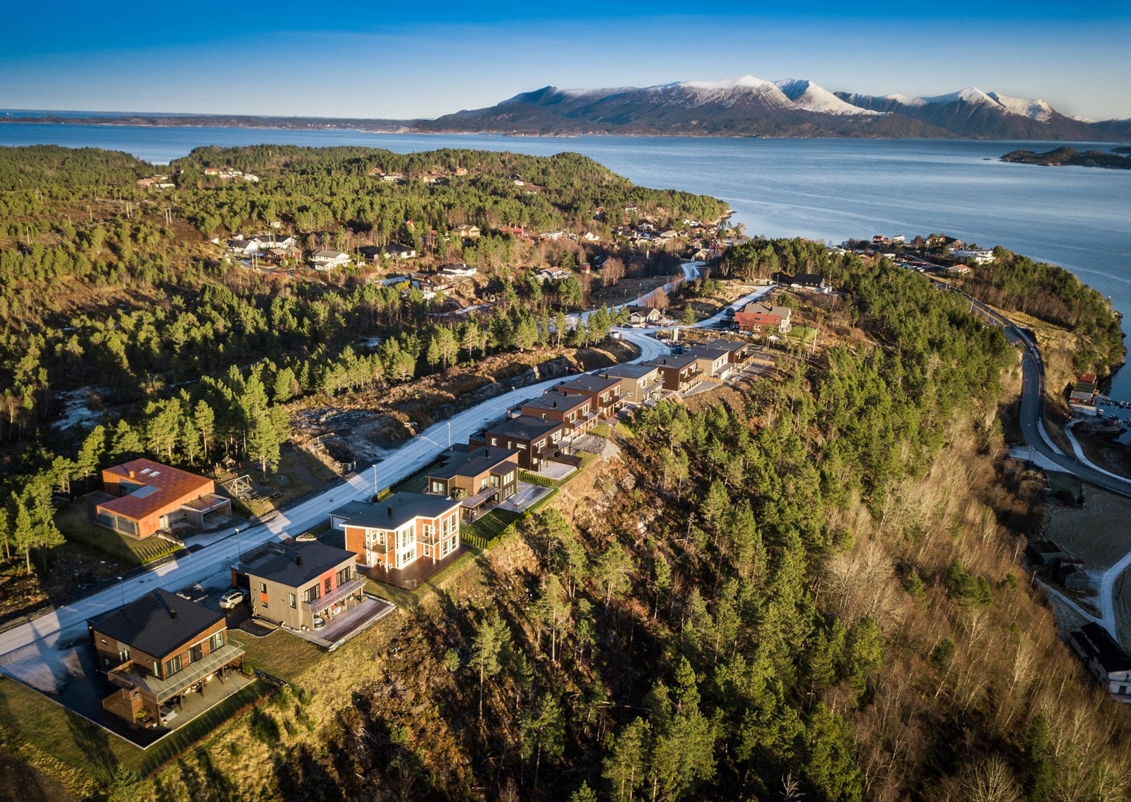 Realiser drømmen om et familiehjem med panorama mot fjell og fjord, bare et drøyt kvarter fra sentrum. Galleribilde