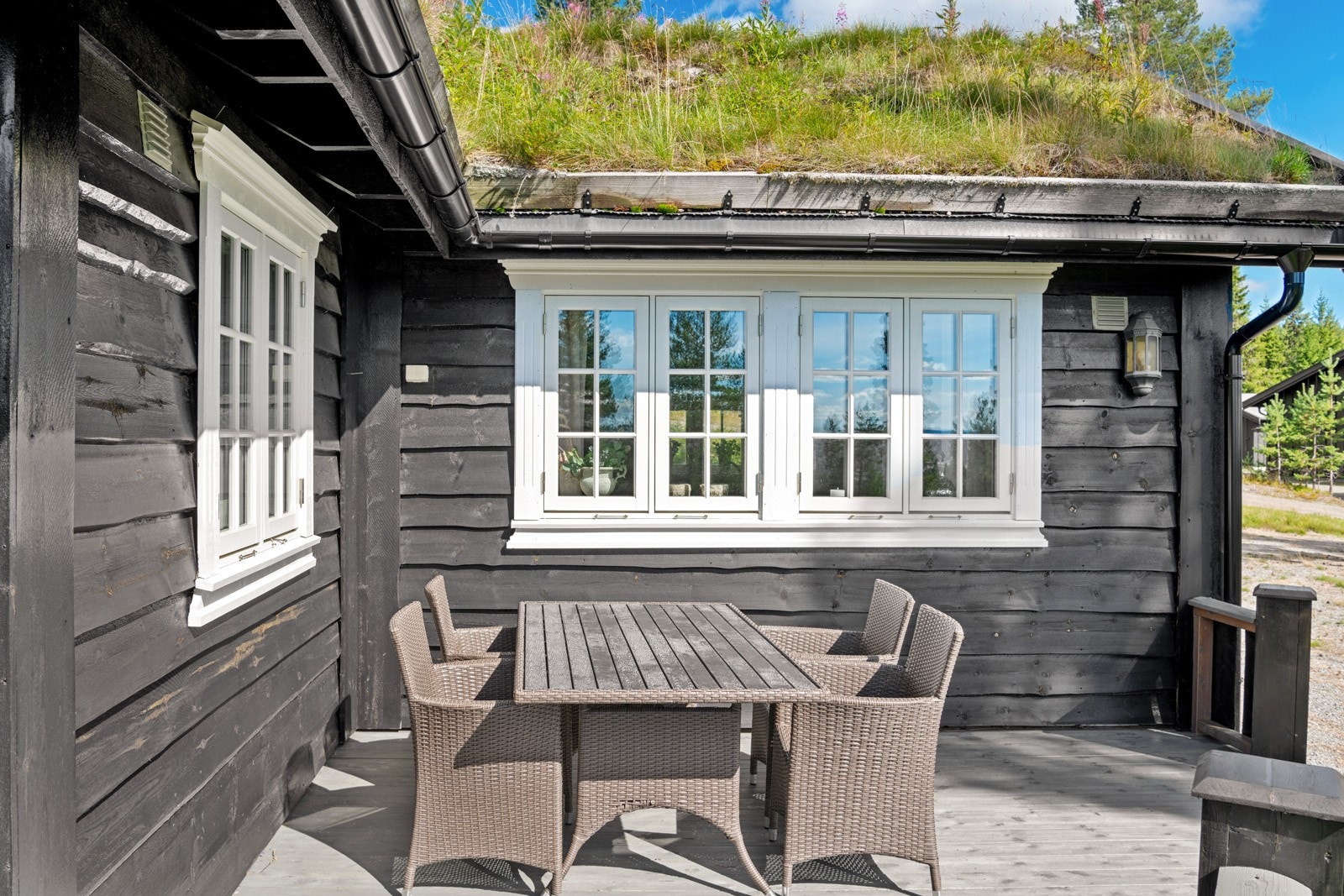 Fra stua er det utgang til en delvis overbygd og stor terrasse som går over flere sider. Galleribilde