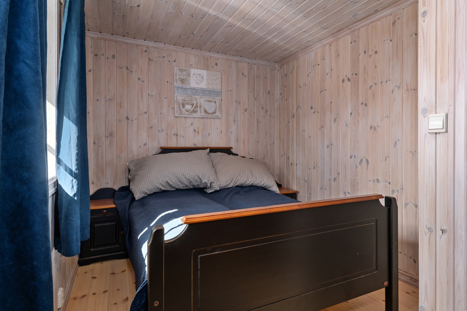 Hytta har tre soverom med plass til en kombinasjon av både dobbeltseng, familiekøye eller enkeltseng. Galleribilde
