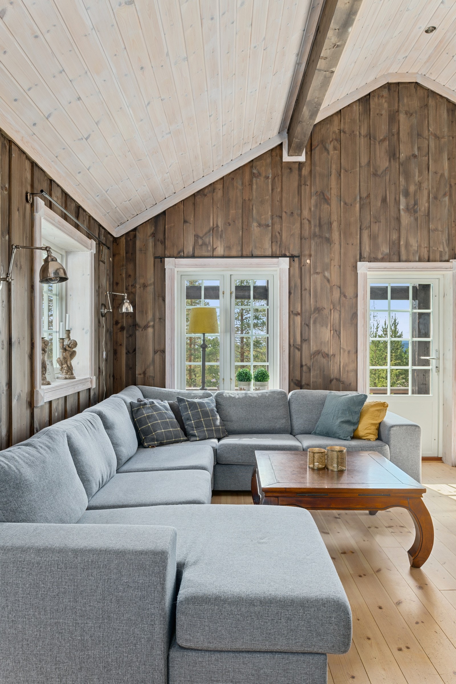 God plass for å innrede med både sofagruppe, godstoler og diverse skap og hyller. Galleribilde