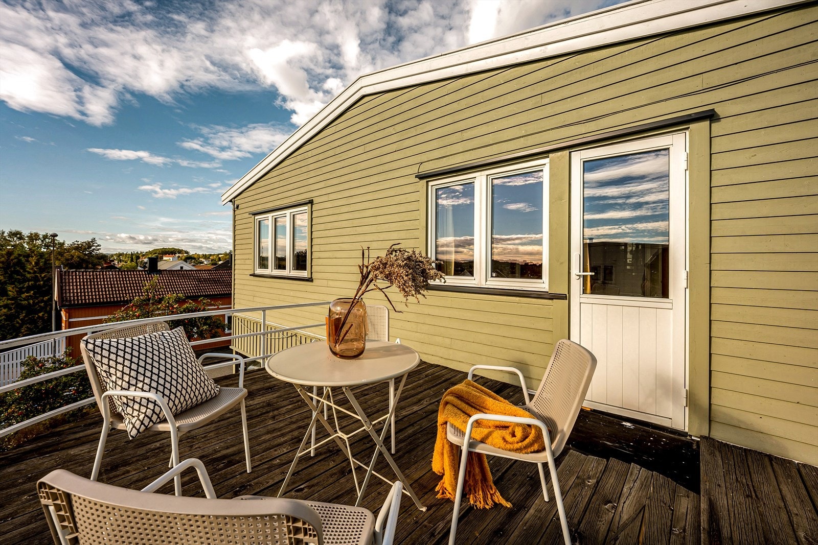 Utgang rett fra hovedsoverommet. Kledning på denne delen byttet i 2021 Galleribilde