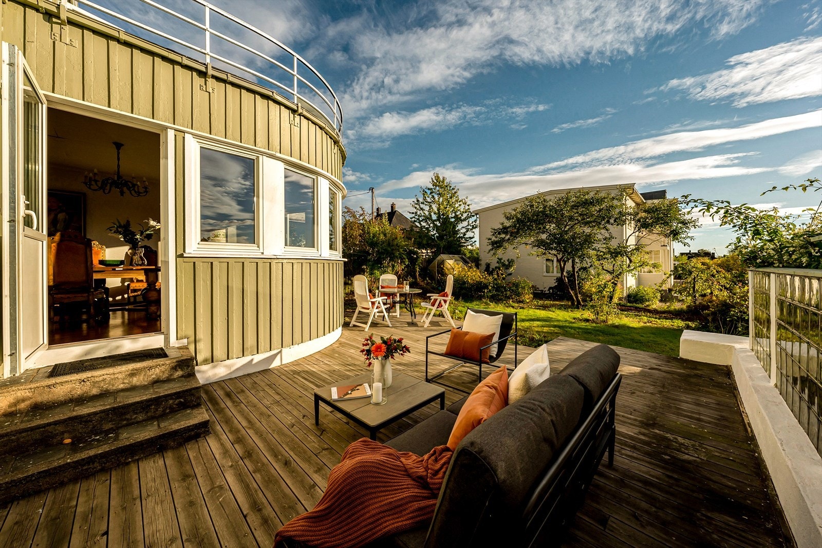 Skjermet og solrik uteplass med utgang fra spisestuen Galleribilde