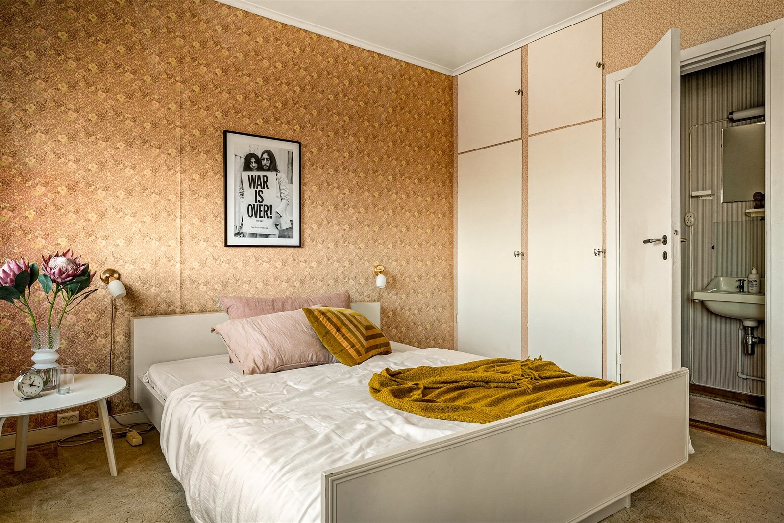 Eget rom med servant, og dette rommet har også dusjkabinett Galleribilde