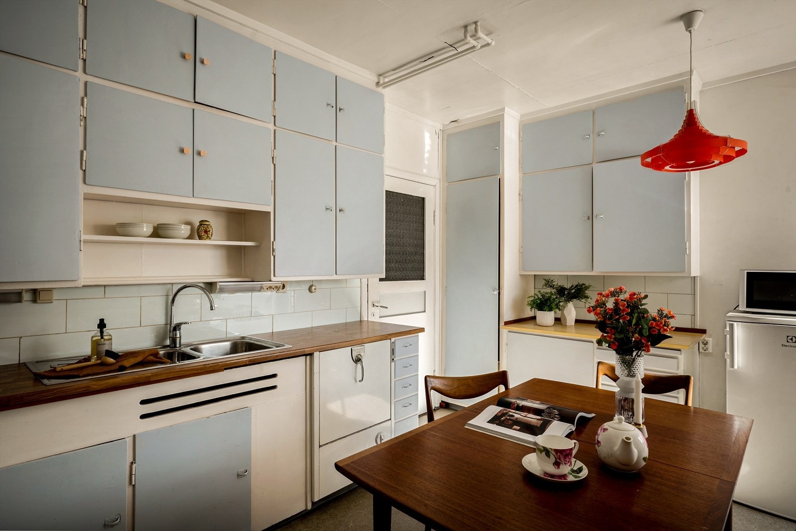 Kjøkkenet er sannsynligvis originalt. Oppvaskmaskinen også? Galleribilde