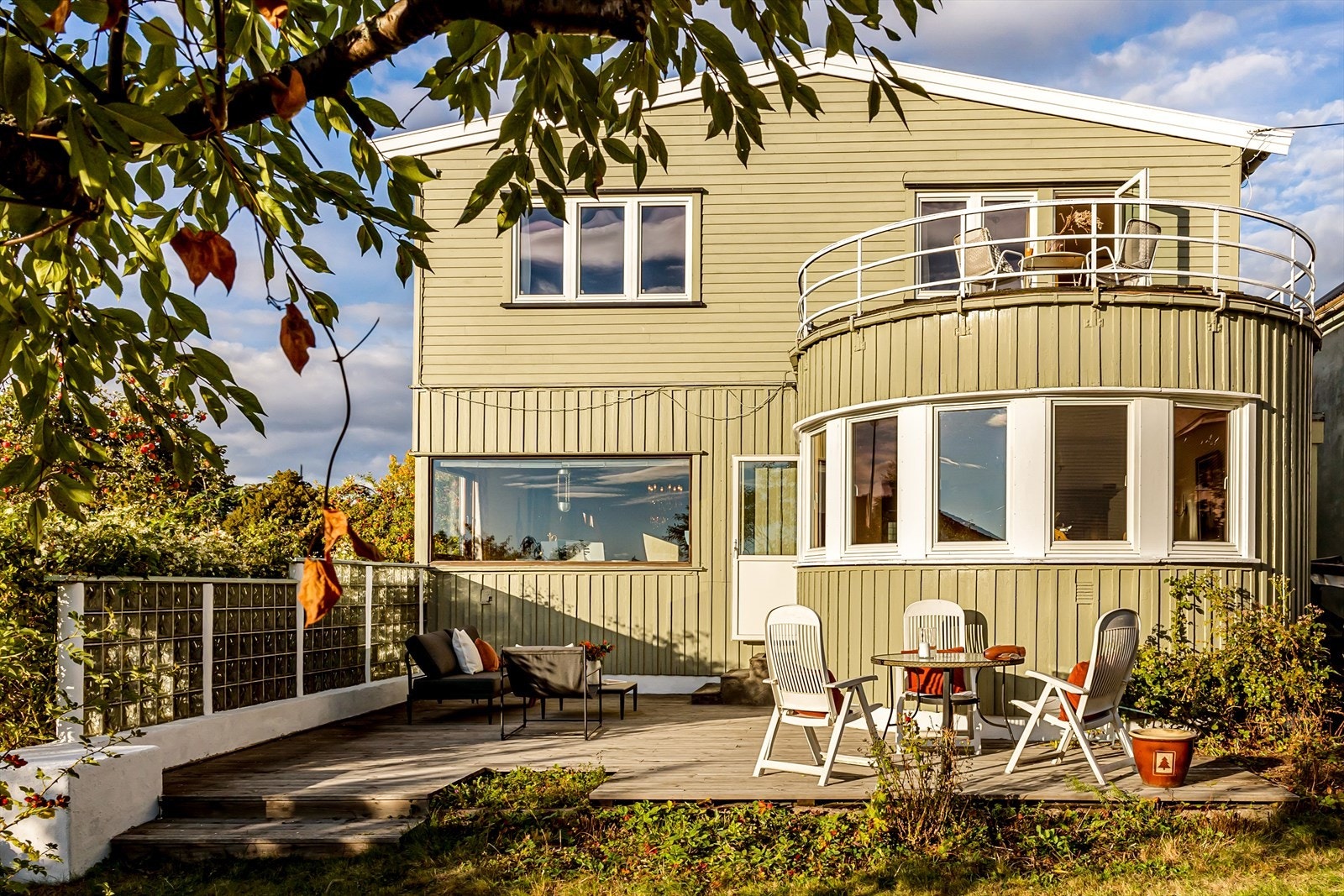 Helge Børsand i Notar gleder seg til å vise deg denne fantastiske funkis-villaen i sentrum! Galleribilde