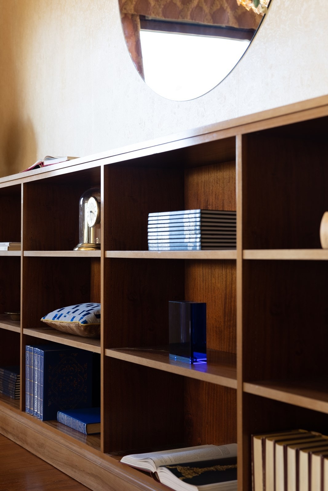 Plasstilpasset hylle i stuen Galleribilde