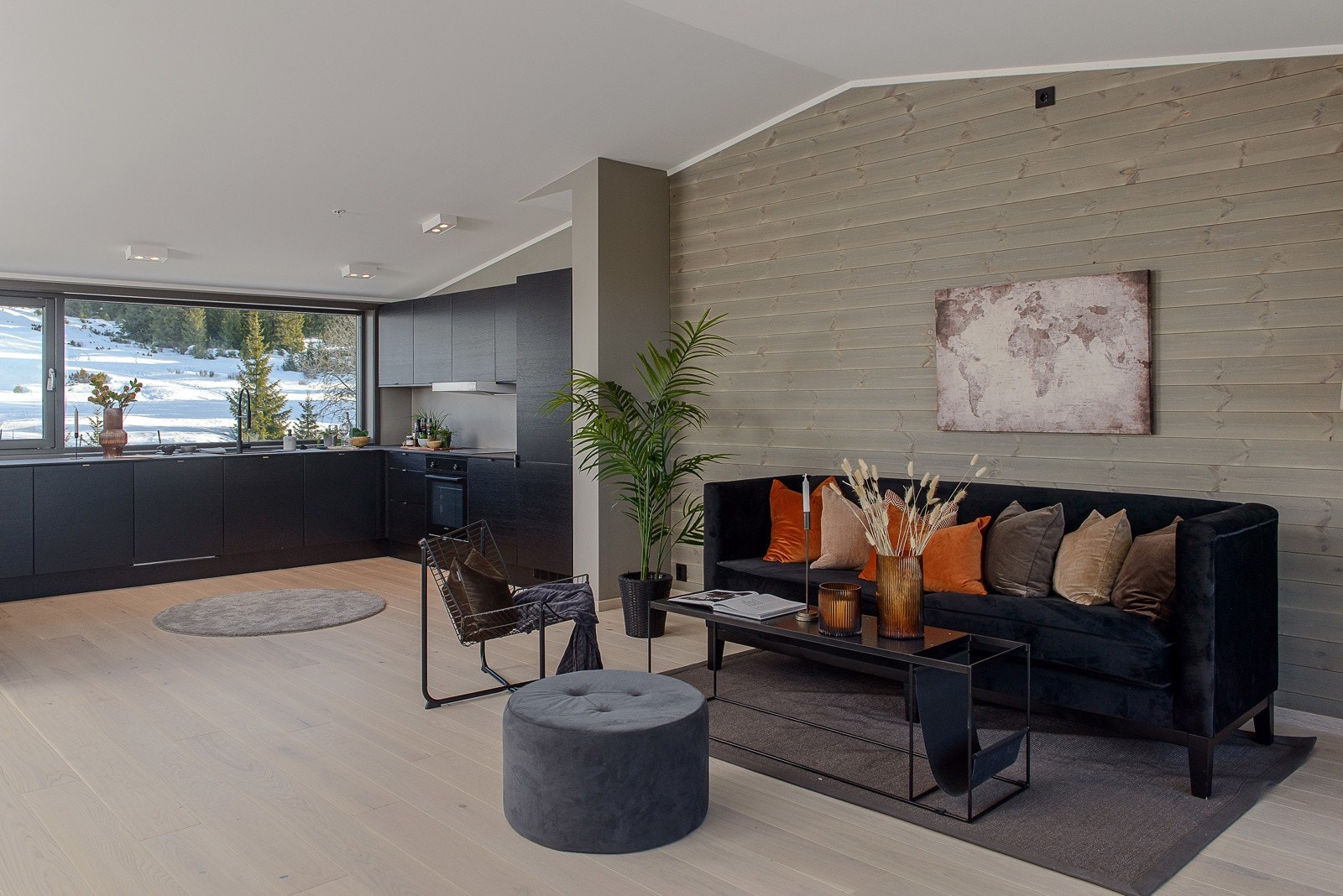 Det er vinduer på begge sider, noe som gir et flott gjennomlys, og fra stuedelen er det utgang til en romslig terrasse. Galleribilde