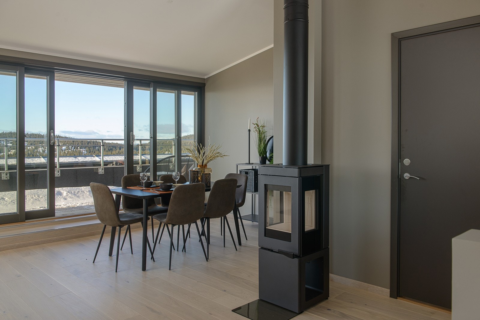 Den fantastiske utsikten kan nyes fra stuen Galleribilde