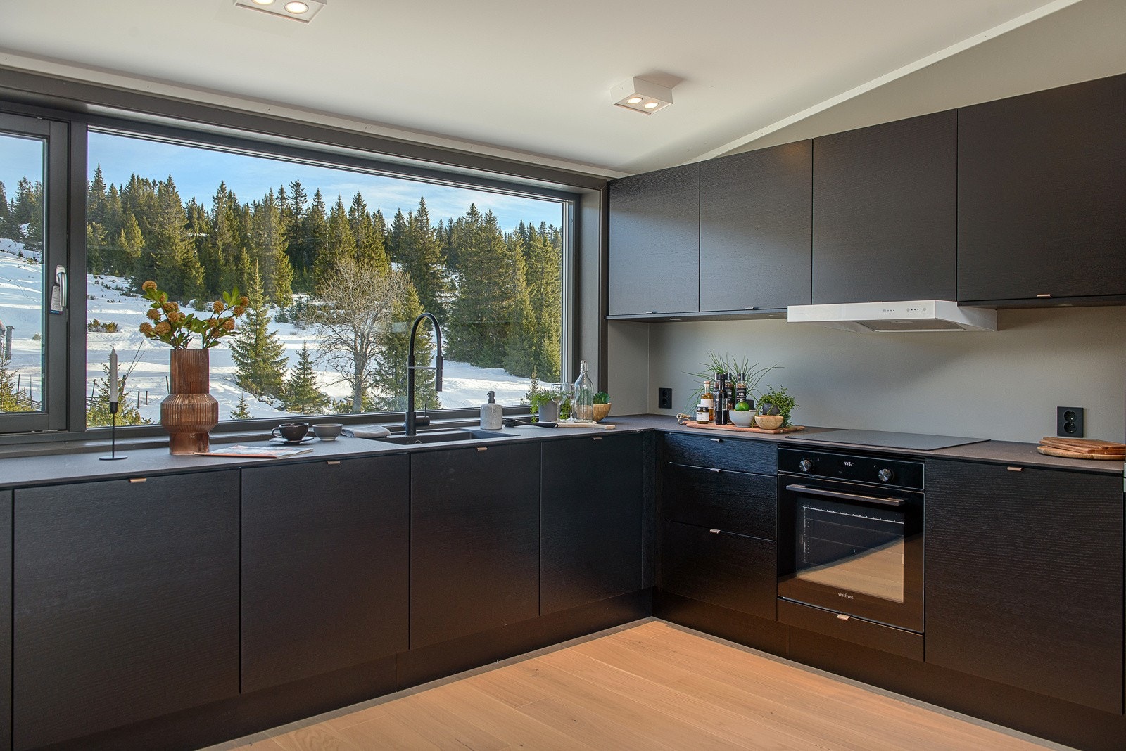 Gode arbeidsflater på kjøkkenet og godt med skapplass Galleribilde