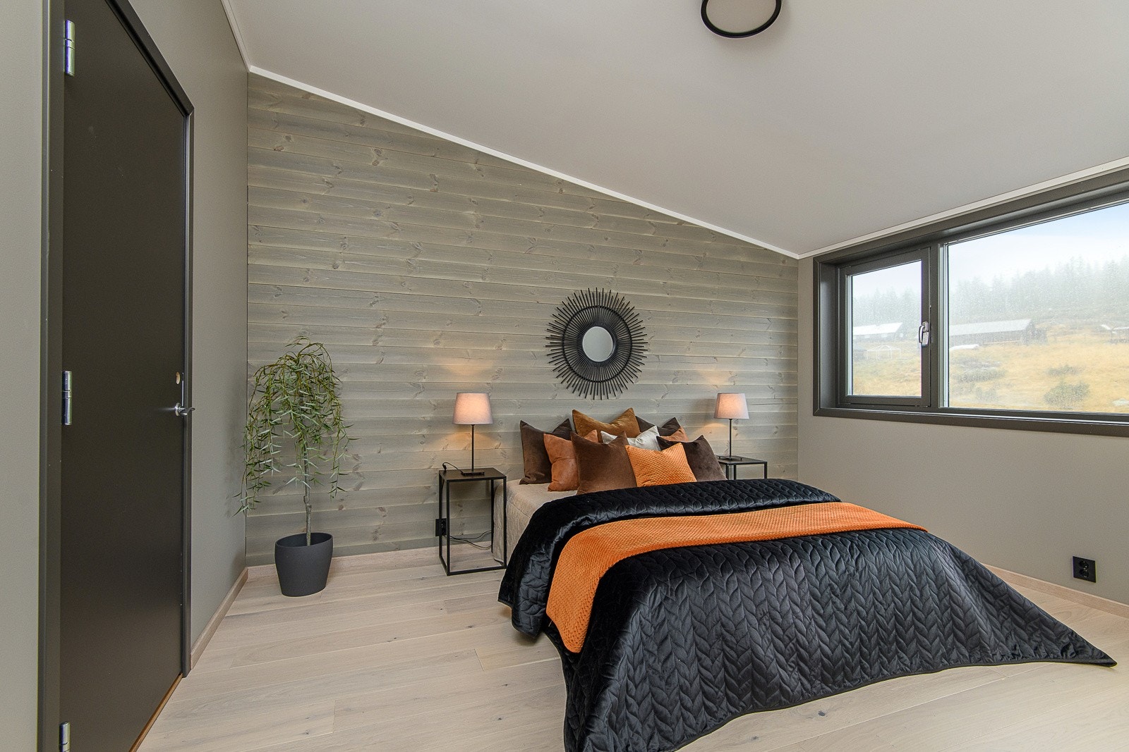 To soverom ligger på plan 1 og et soverom på plan 2 Galleribilde