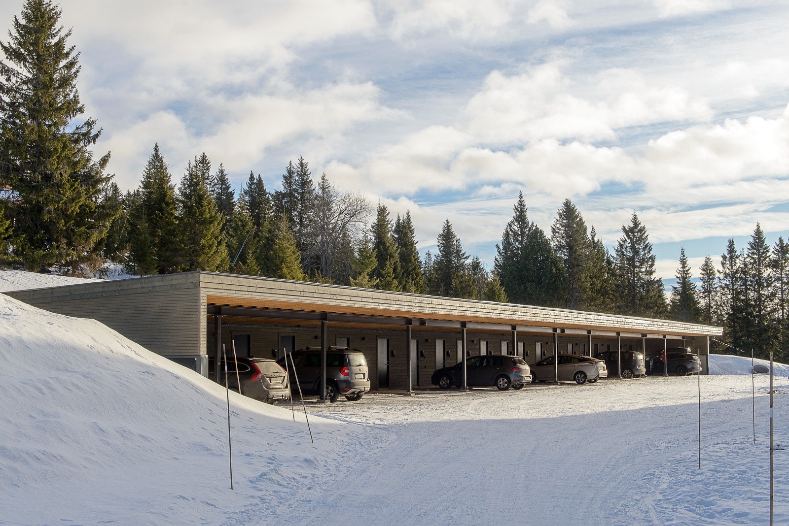 1 biloppstillingsplass i carport samt egen utebod på 5 kvm. Galleribilde