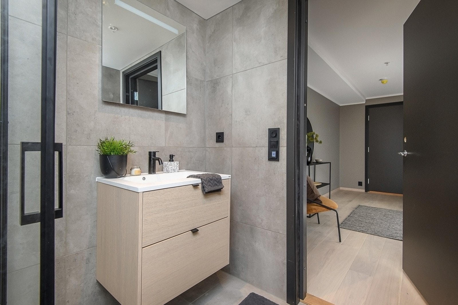 Badet i andre etasje ligger i tilknytning til hovedsoverommet og er på 7,2 kvm, og badet i første etasje er litt mindre - 3,9 kvm Galleribilde