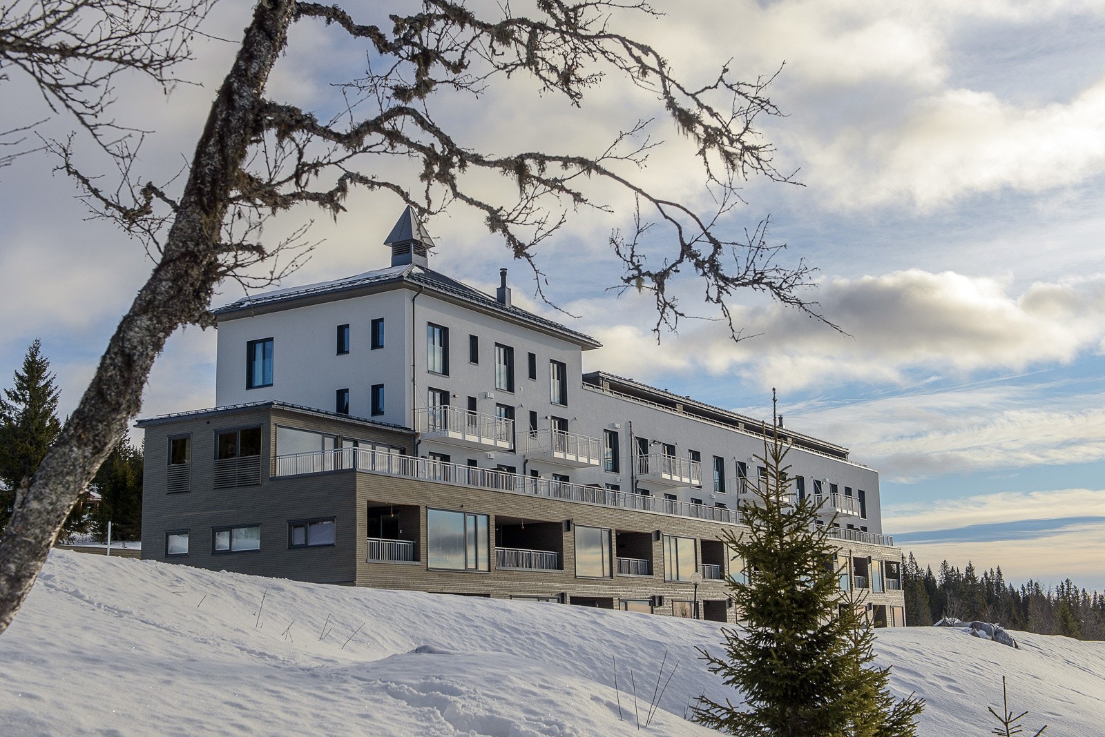 4-roms over to etasjer med solrik terrasse og spektakulær utsikt. Galleribilde