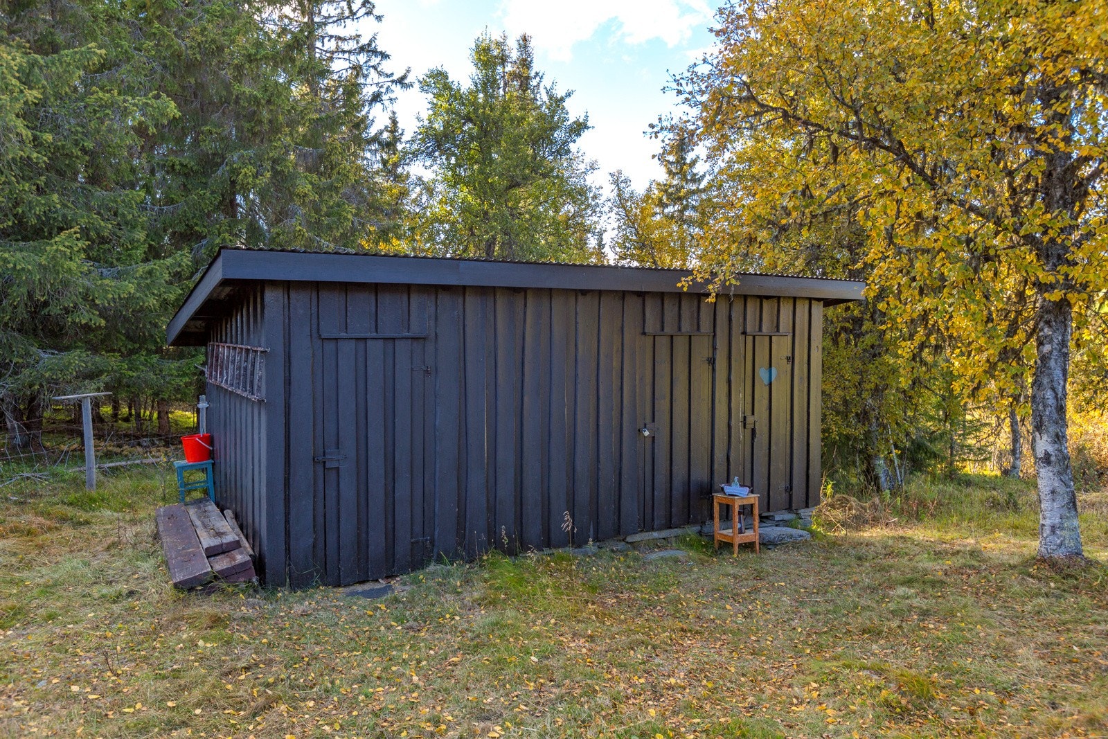 Uthus med bodrom og utedo. Galleribilde