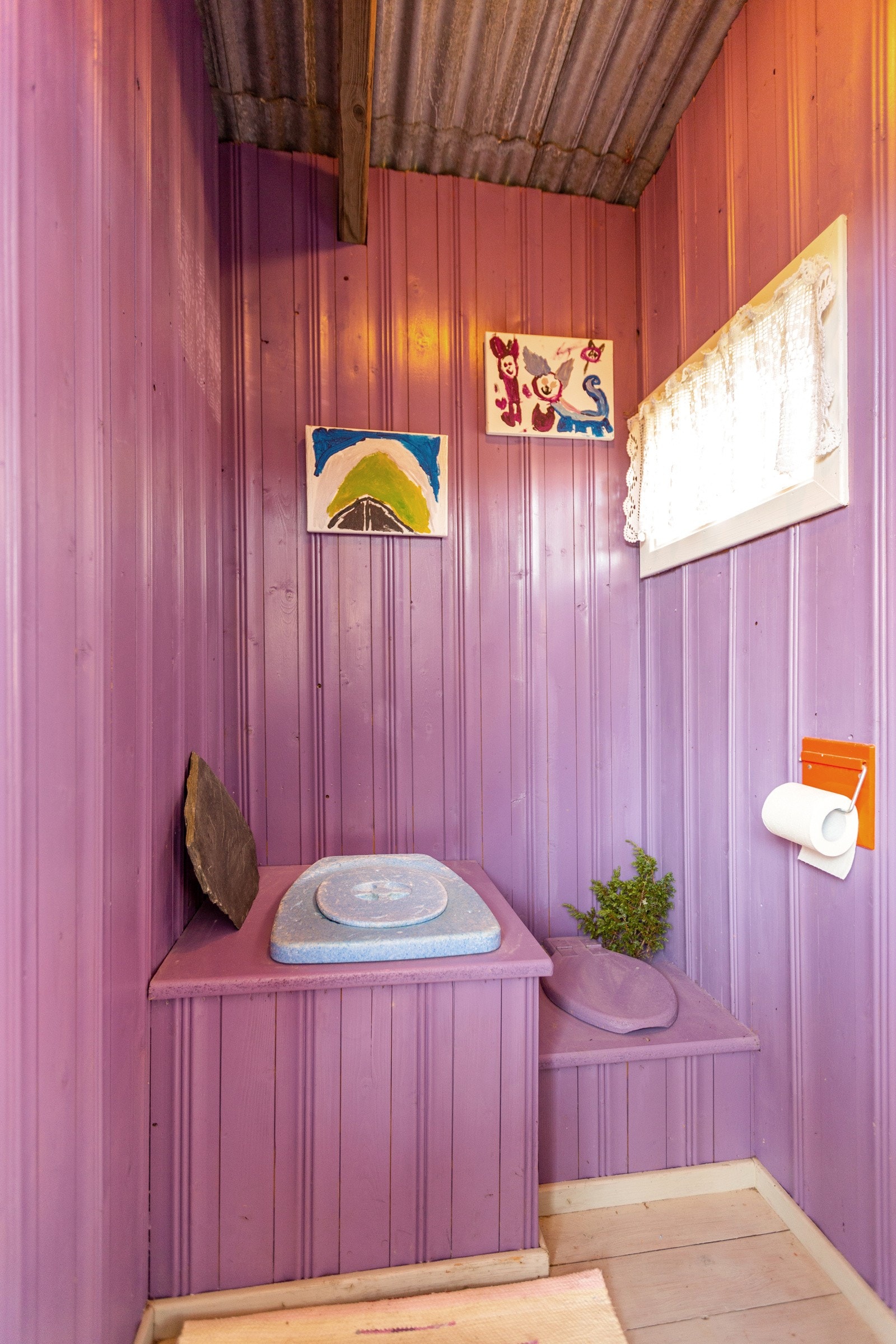 Koselig utedo i uthuset. Galleribilde