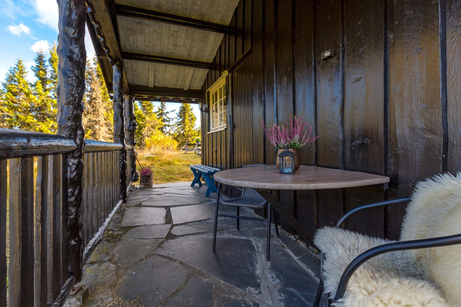 Takoverbygd terrasse med skifergulv og trerekkverk. Galleribilde