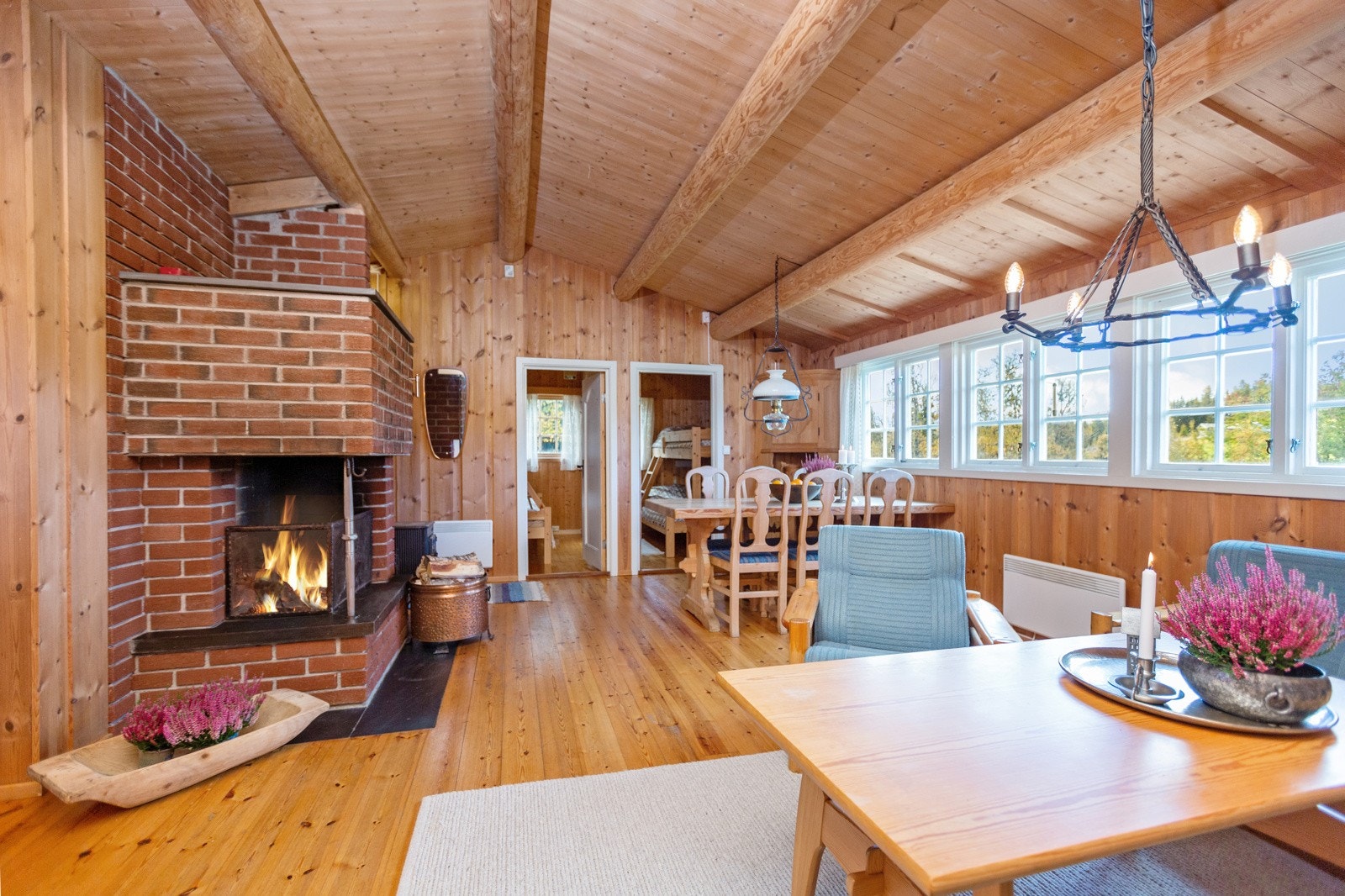 Stuen har god takhøyde med synlige takåser. Galleribilde