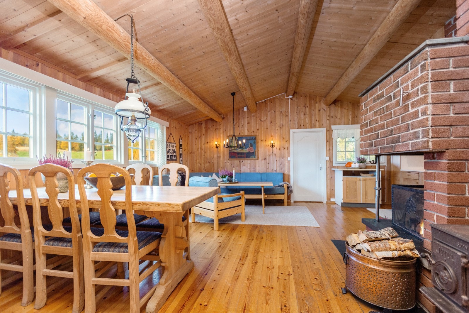 Fra spiseplassen kan utsikten nytes gjennom vinduene. Galleribilde