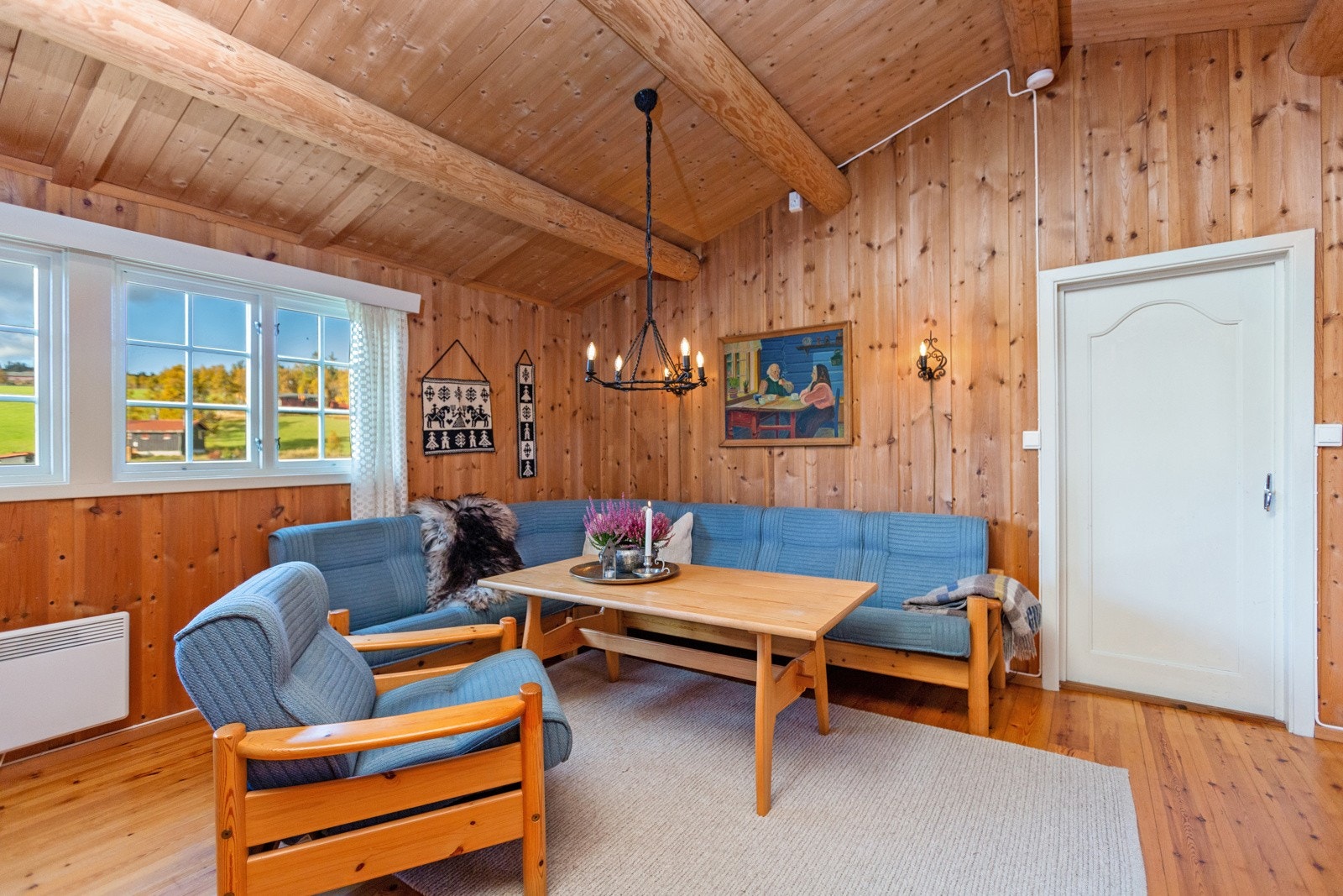 Fra stua er det utgang til skiferbelagt terrasse. Galleribilde