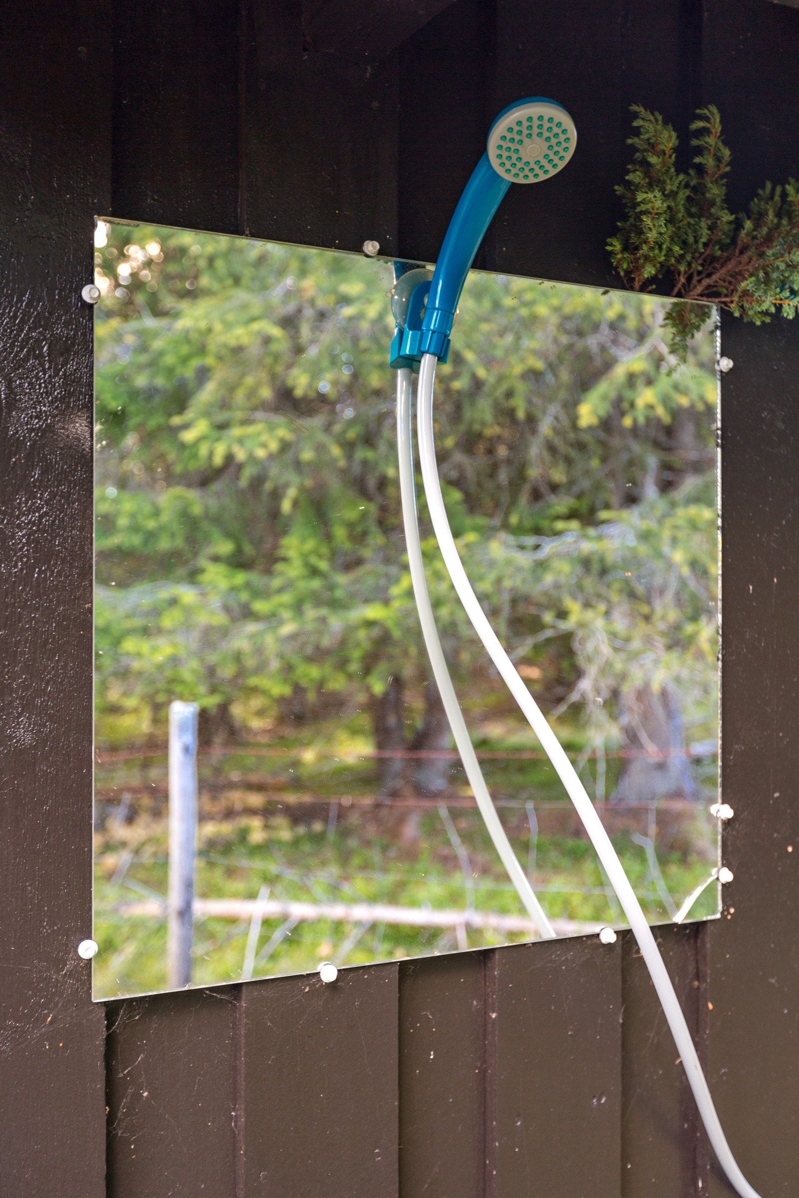 Mulighet for en enkel dusj på utsiden av uthuset. Galleribilde