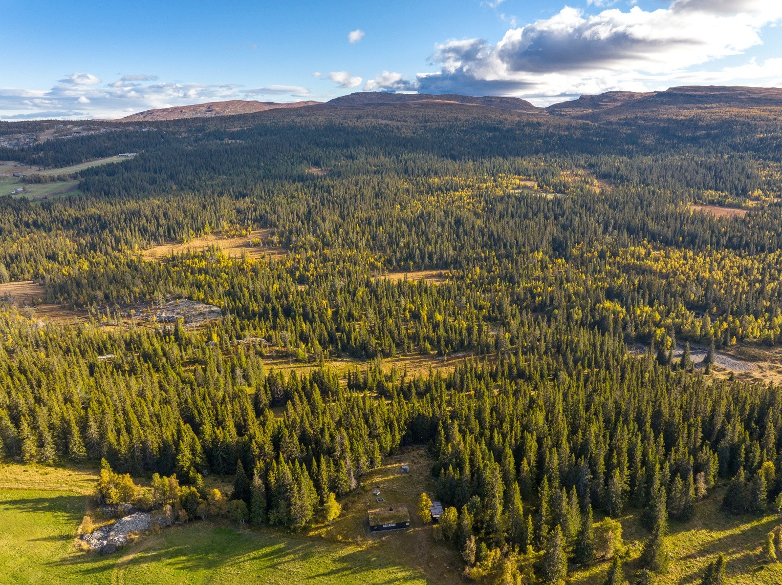 Området byr på mange fine badeplasser sommerstid og flotte stier for sykling og turer Galleribilde
