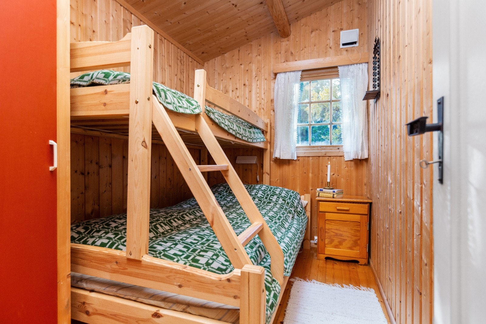 Det er tilsammen tre soverom i hytta. Galleribilde