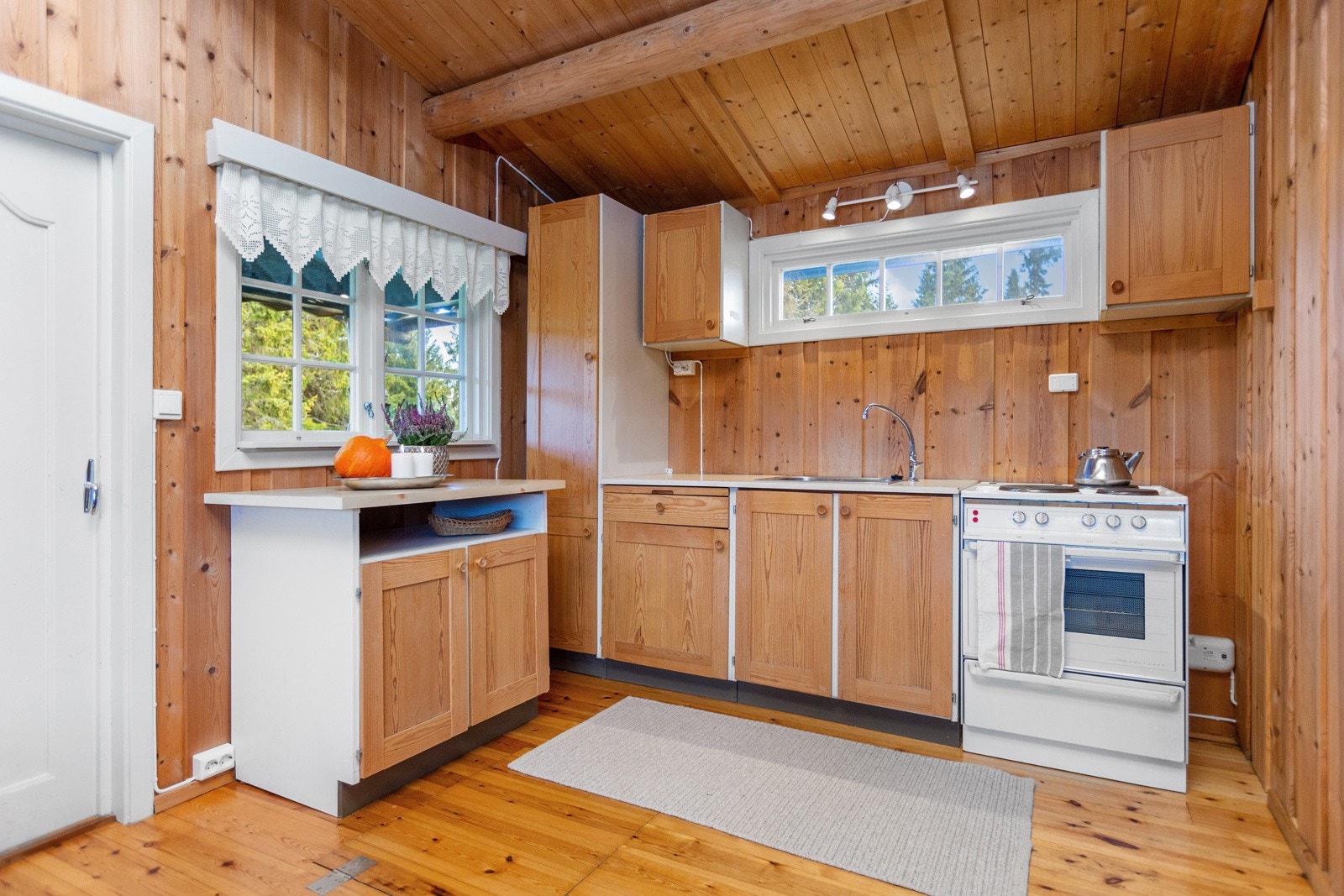 Innredningen med laminerte skrog og profilerte trefronter. Galleribilde