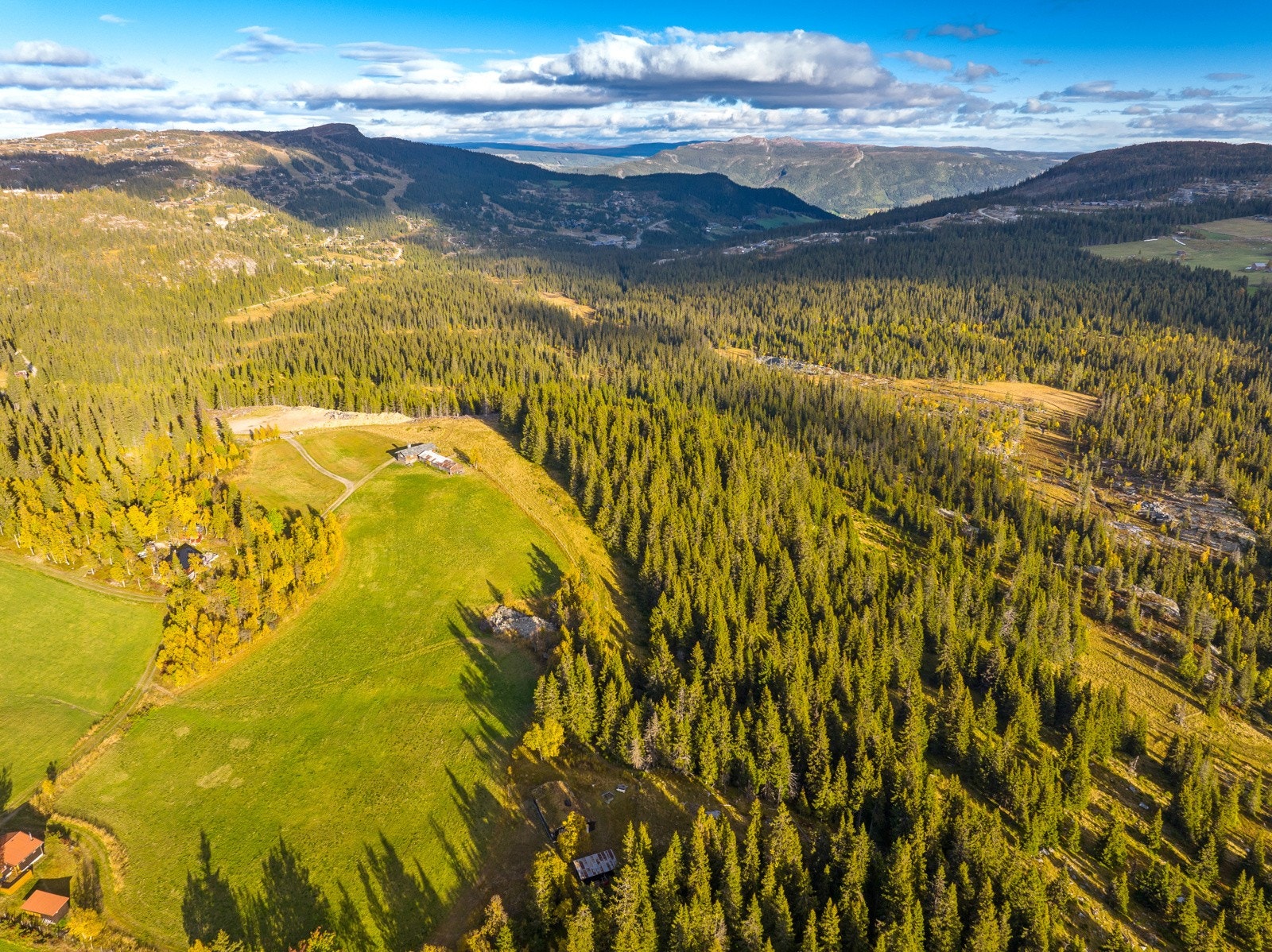 Fra hytta ser man til venstre Kvitfjell Vest og til høyre Varden. Galleribilde