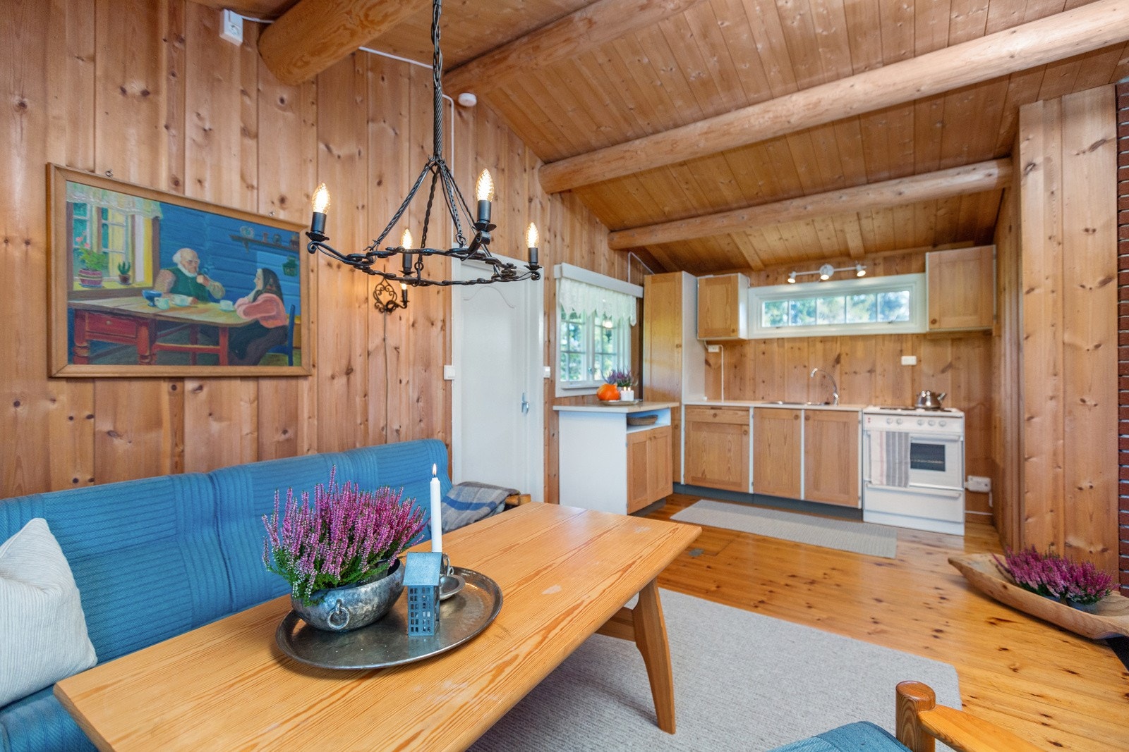 Stue, spisestue og kjøkken i åpen løsning. Galleribilde