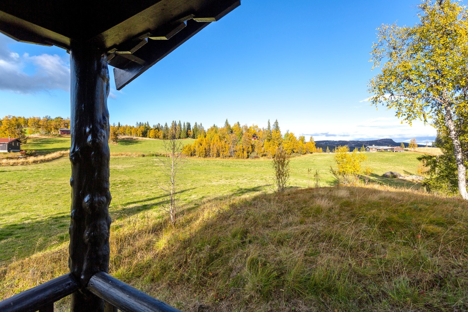 Hytta ligger åpent og fritt til. Galleribilde