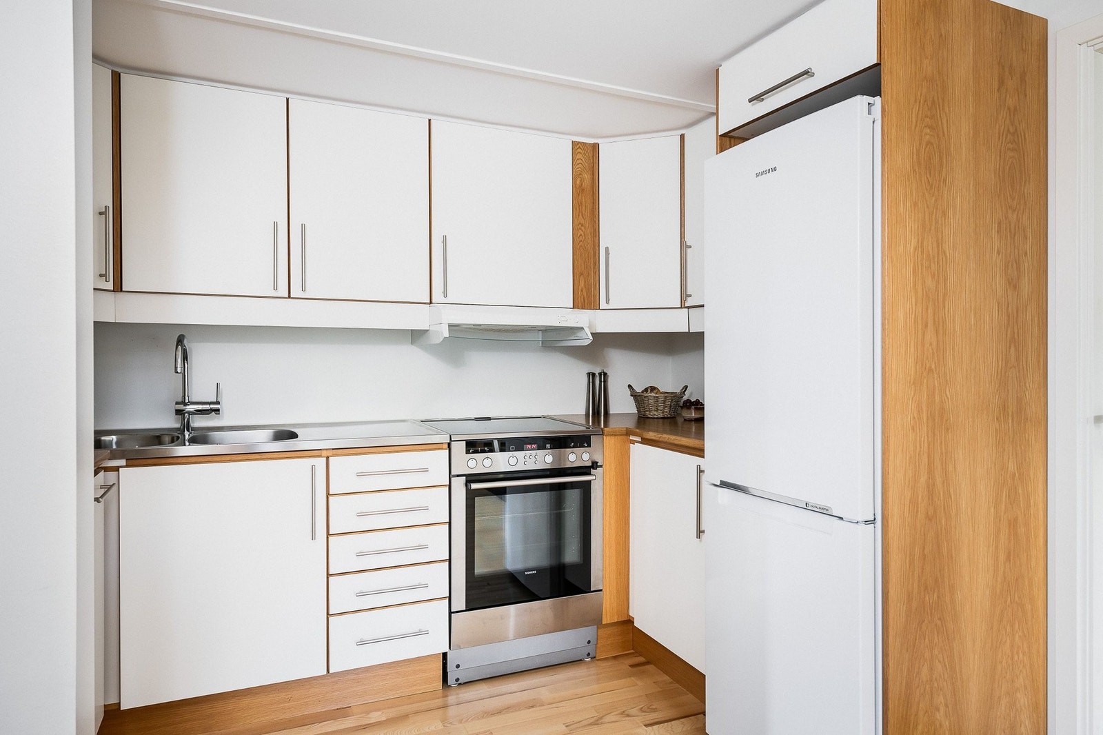 Samtlige hvitevarer som oppvaskmaskin, komfyr/stekeovn og kjøleskap/fryser medfølger. Galleribilde