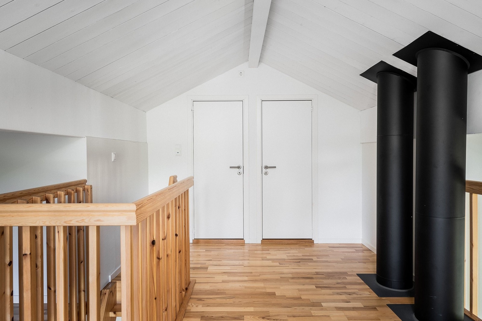 PÅ hemsen: Døren til venstre er inn til bad med toalett og dusj, døren til høyre er innebod. Galleribilde