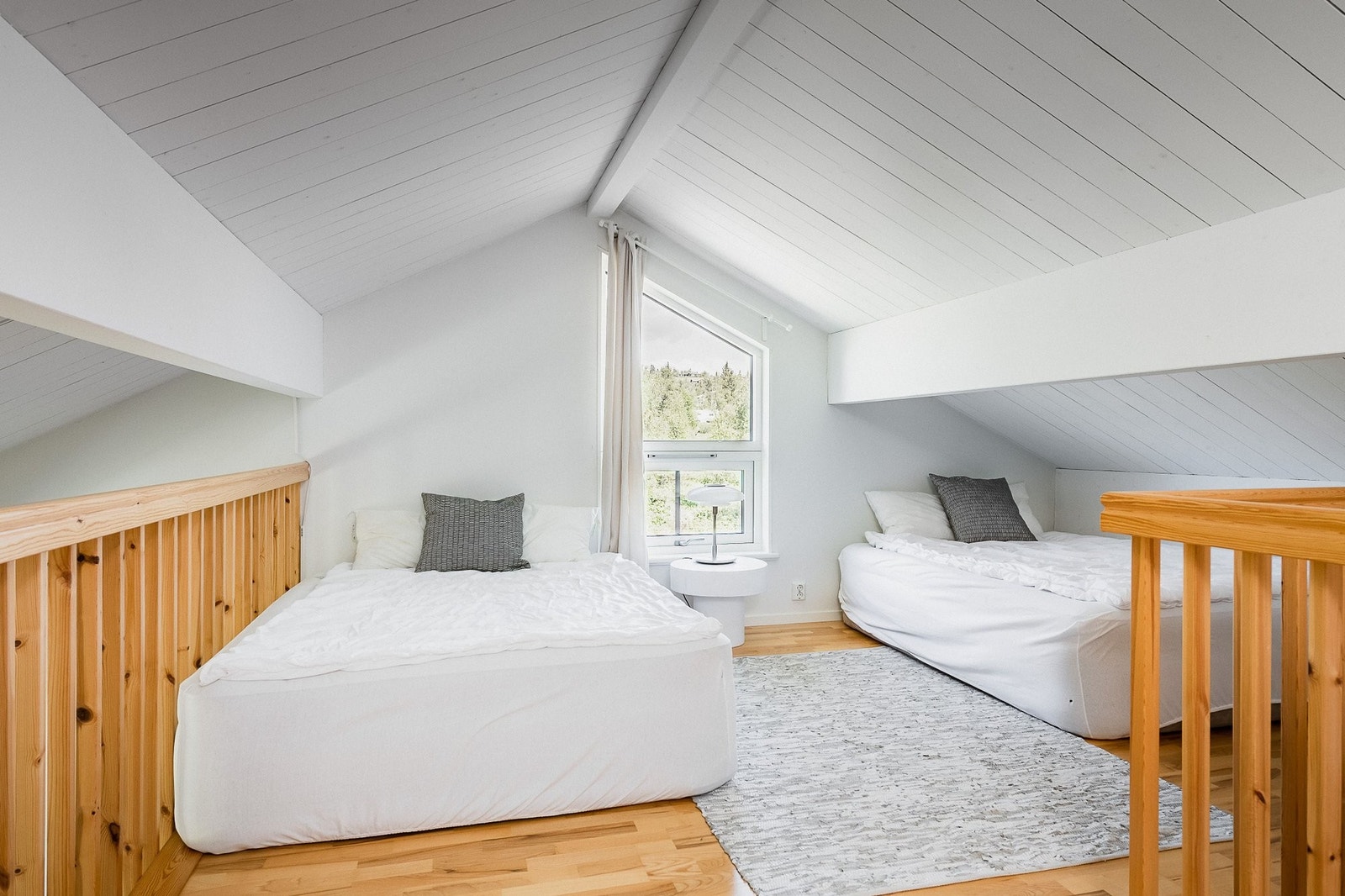 Hemsen er målt til 19 kvm Primærareal og definert som stue. Nåværende eier har benyttet hemsen til 4 gjeste-soveplasser. Galleribilde