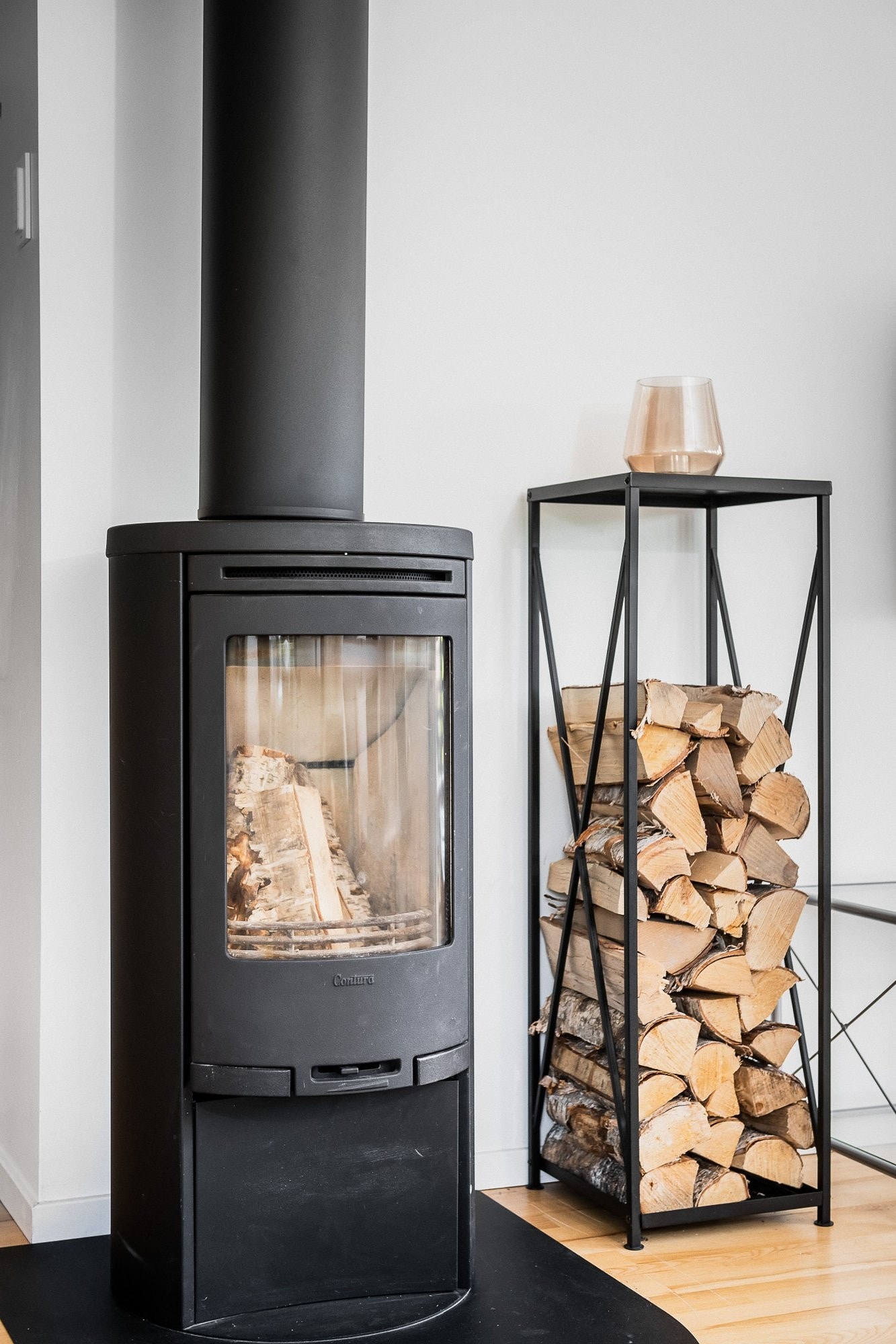 Peis med glassfront skaper lun følelse høst og vinterstid. Galleribilde