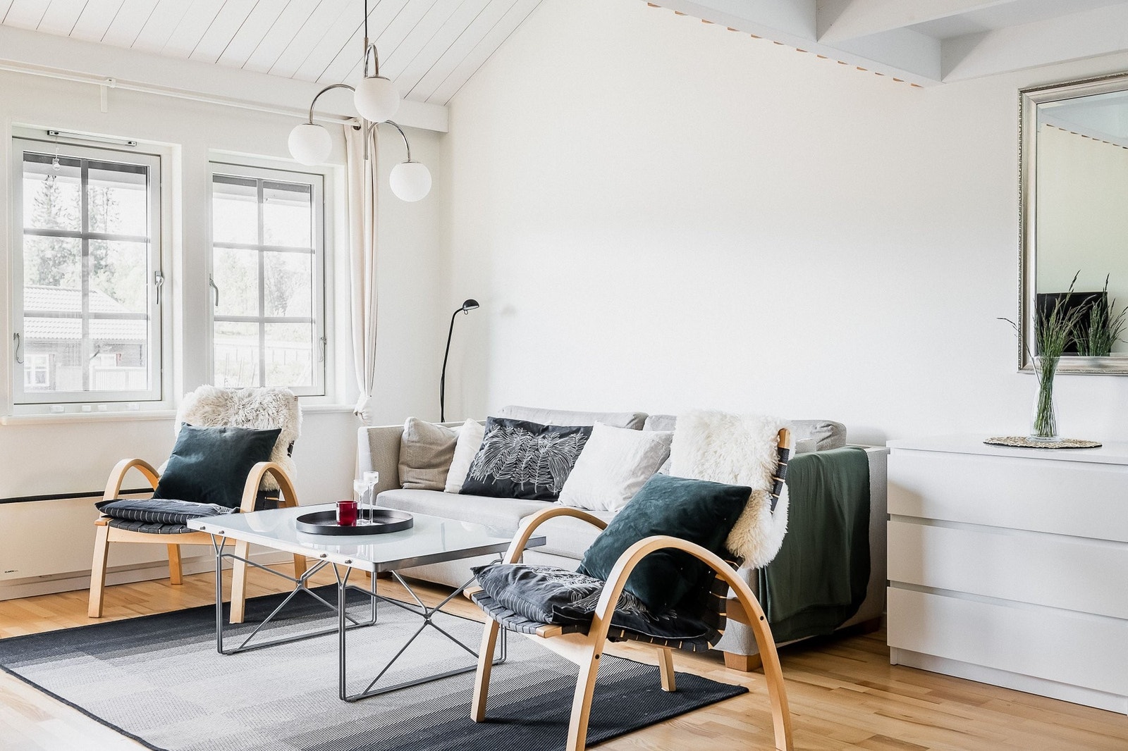 God plass til sofagruppe i tv-stuen. Galleribilde