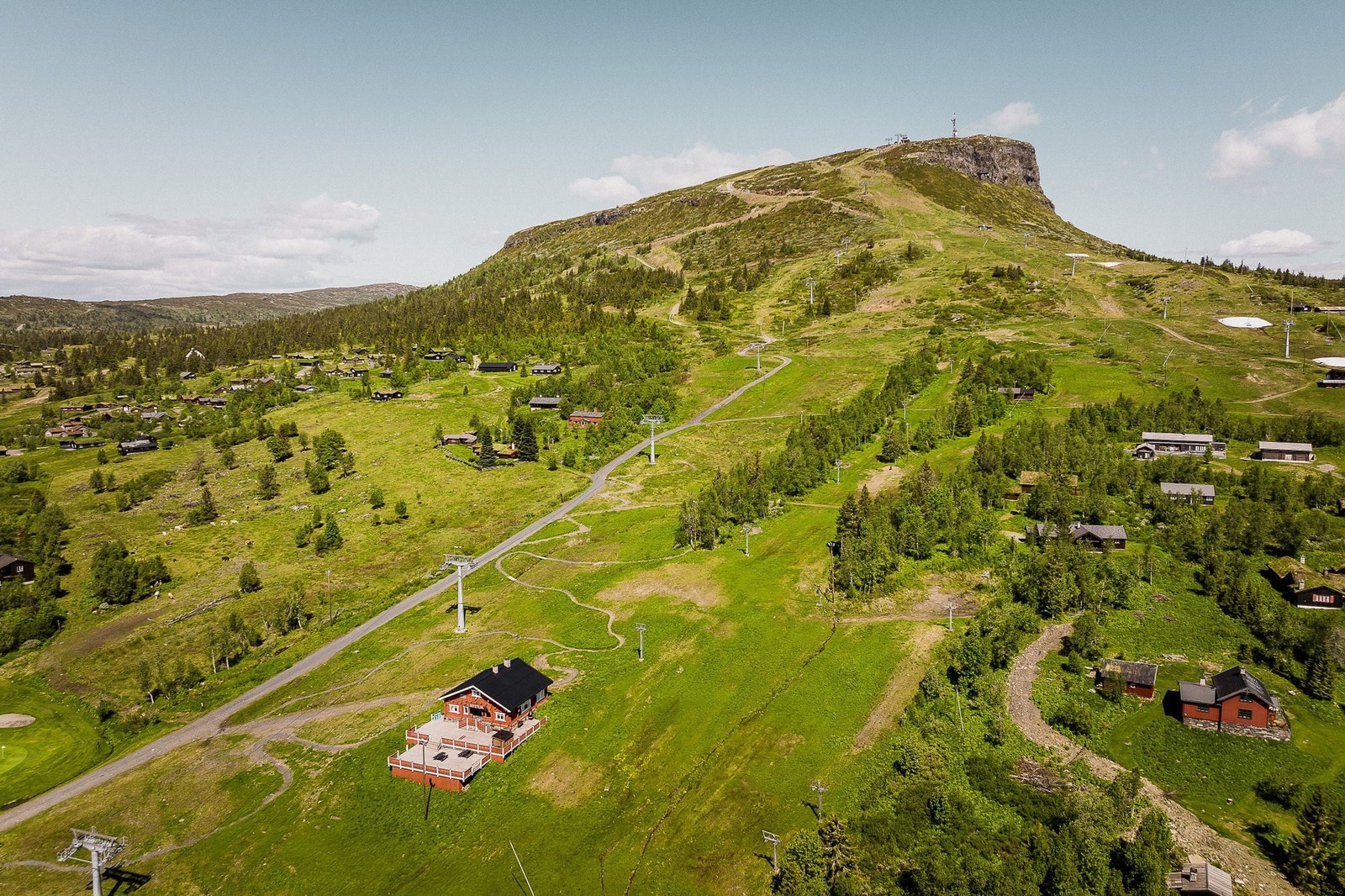 Alpinsenteret tilbyr 9 heiser, inkludert 2 rullebånd, og til sammen 21 nedfarter på 21 kilometer. Det er et eget barneområde med heiser og bakker for de minste, og en moderne og nydesignet terrengpark. Galleribilde