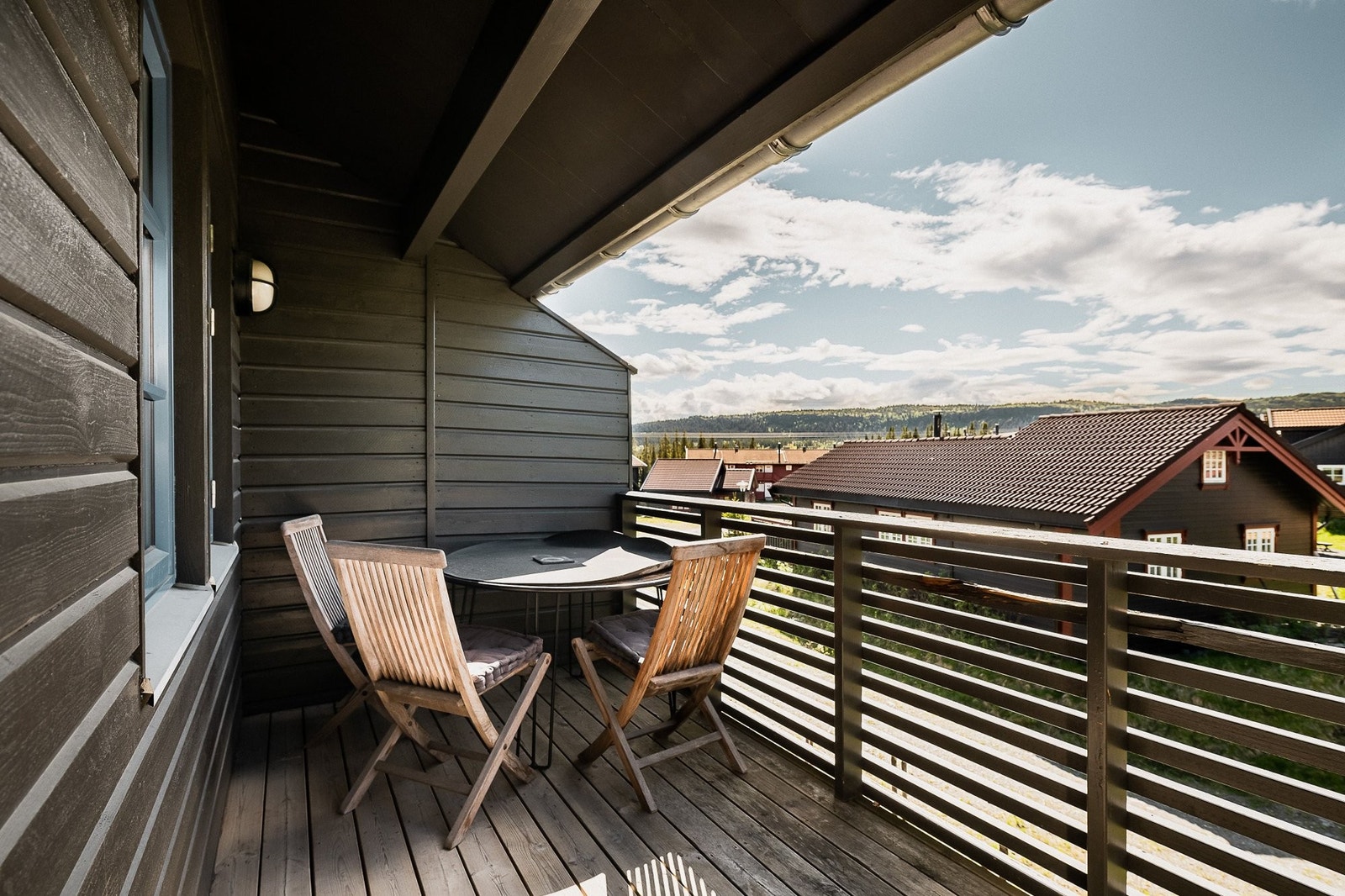 Vestvendt balkong med fine solforhold. Galleribilde