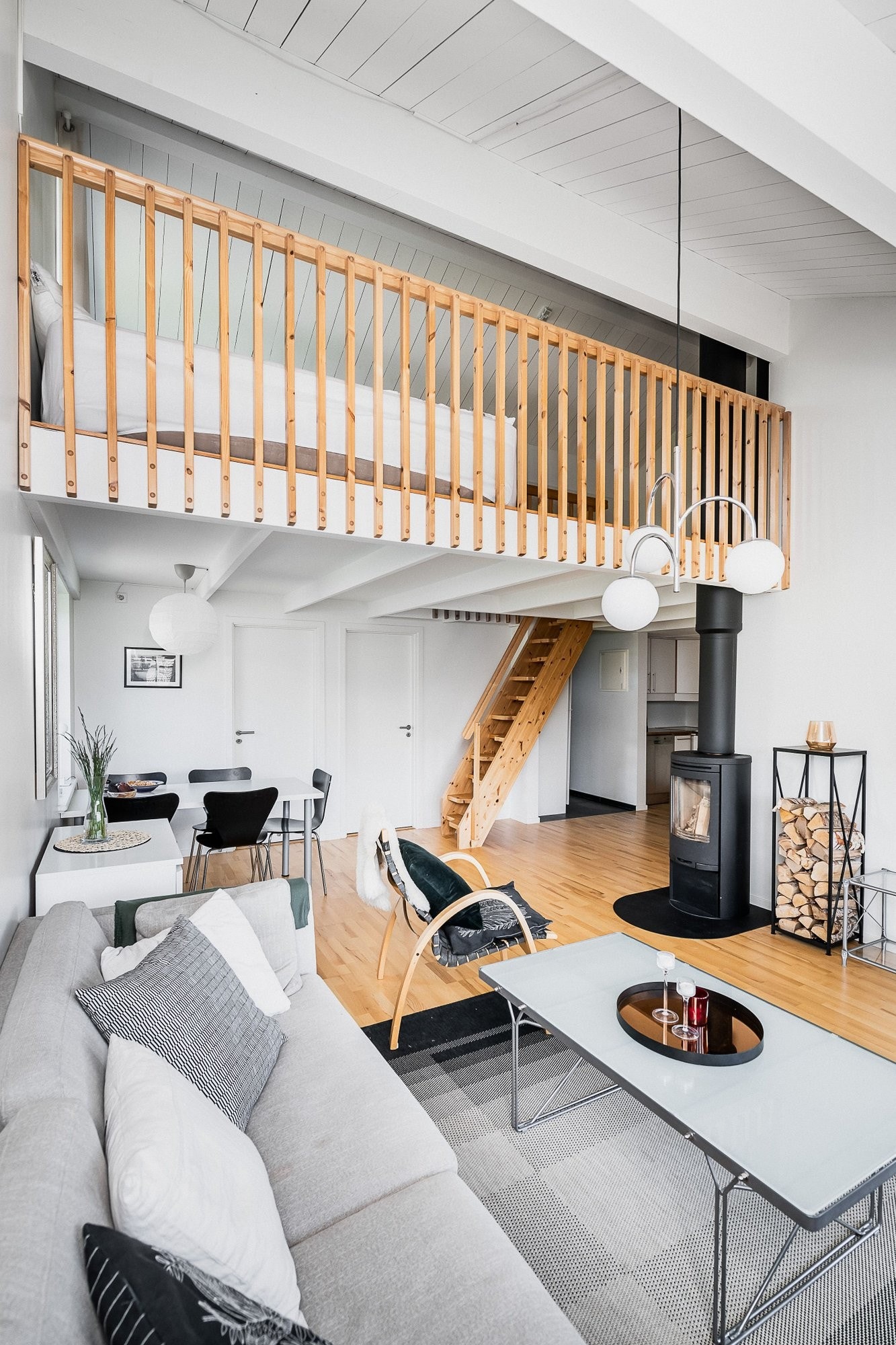 Dobbel takhøyde i stuen gir en god romfølelse. Galleribilde