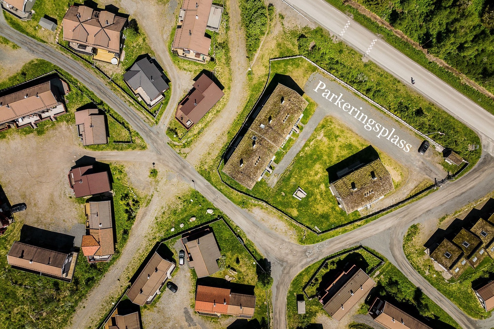 Fjellandsbyen er et lukket men åpent tun med stort fellsareal på midten. Stor parkeringsplass og enkelt å kjøre helt frem til ingangen for av-/og pålessing. Galleribilde