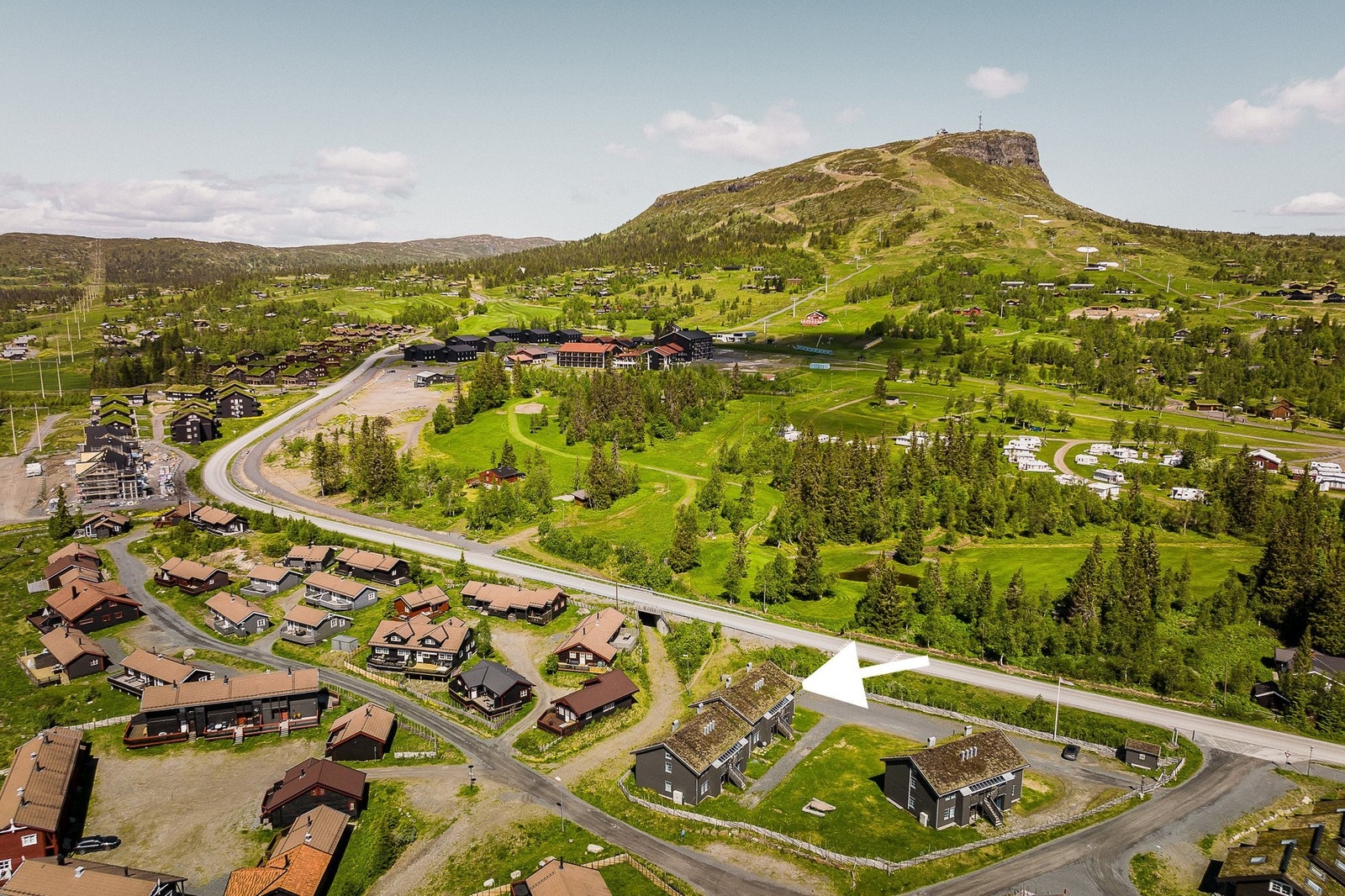 Pilen viser beliggenheten nedenfor Skeikampen Alpinsenter. Galleribilde