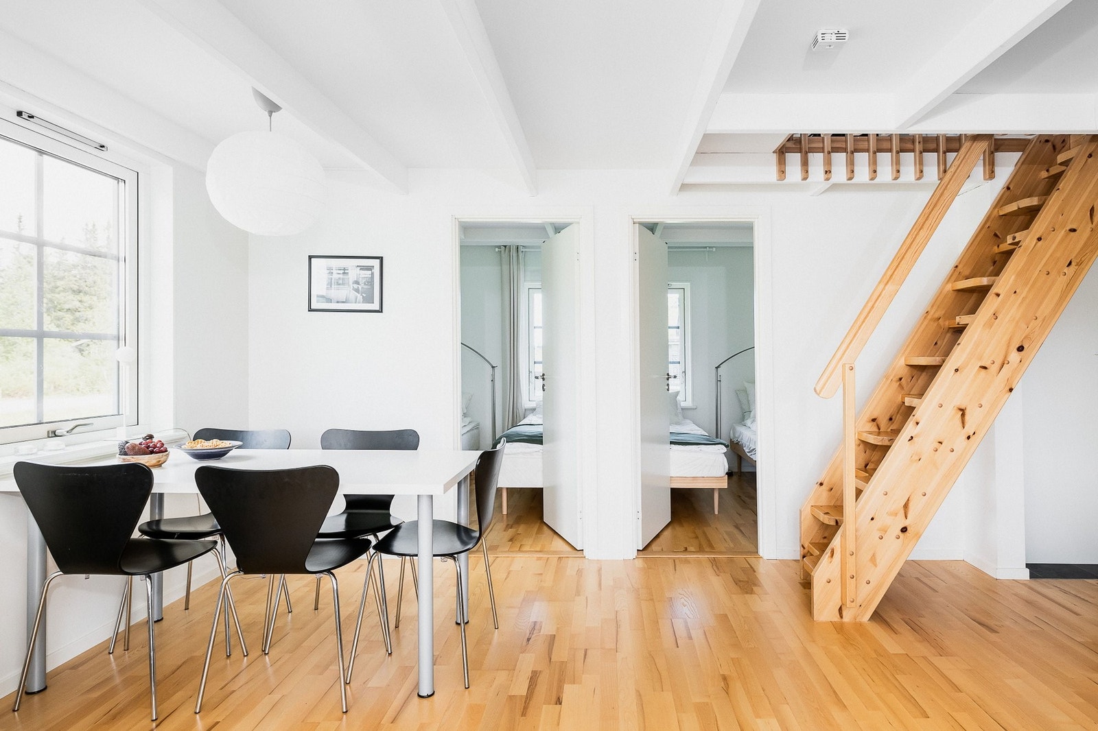 Fra stuen, på motsatt side av soverommet ligger de to øvrige soveromene. Galleribilde