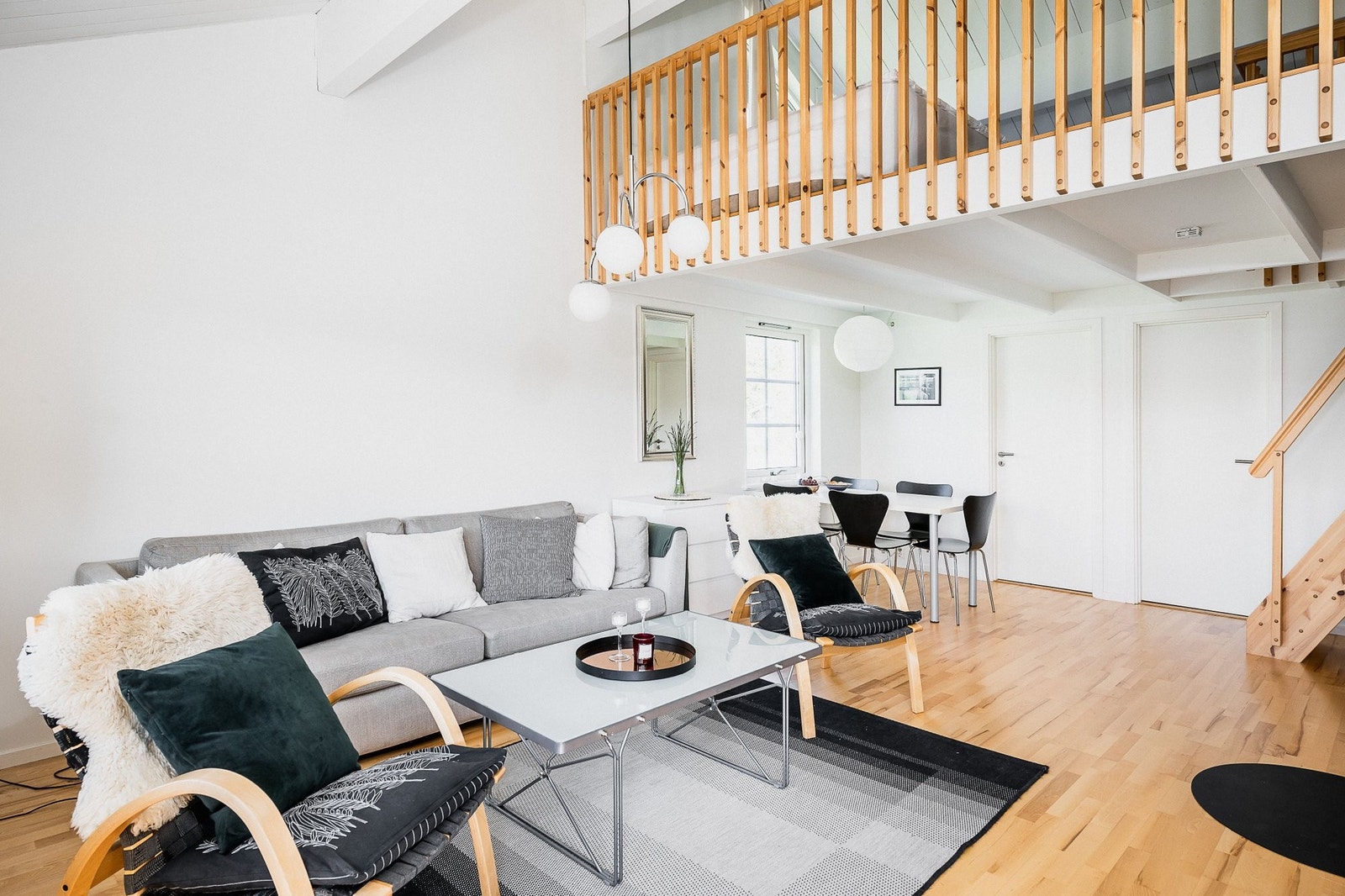 Særdeles lys og åpen topp-/hjørneleilighet. Galleribilde