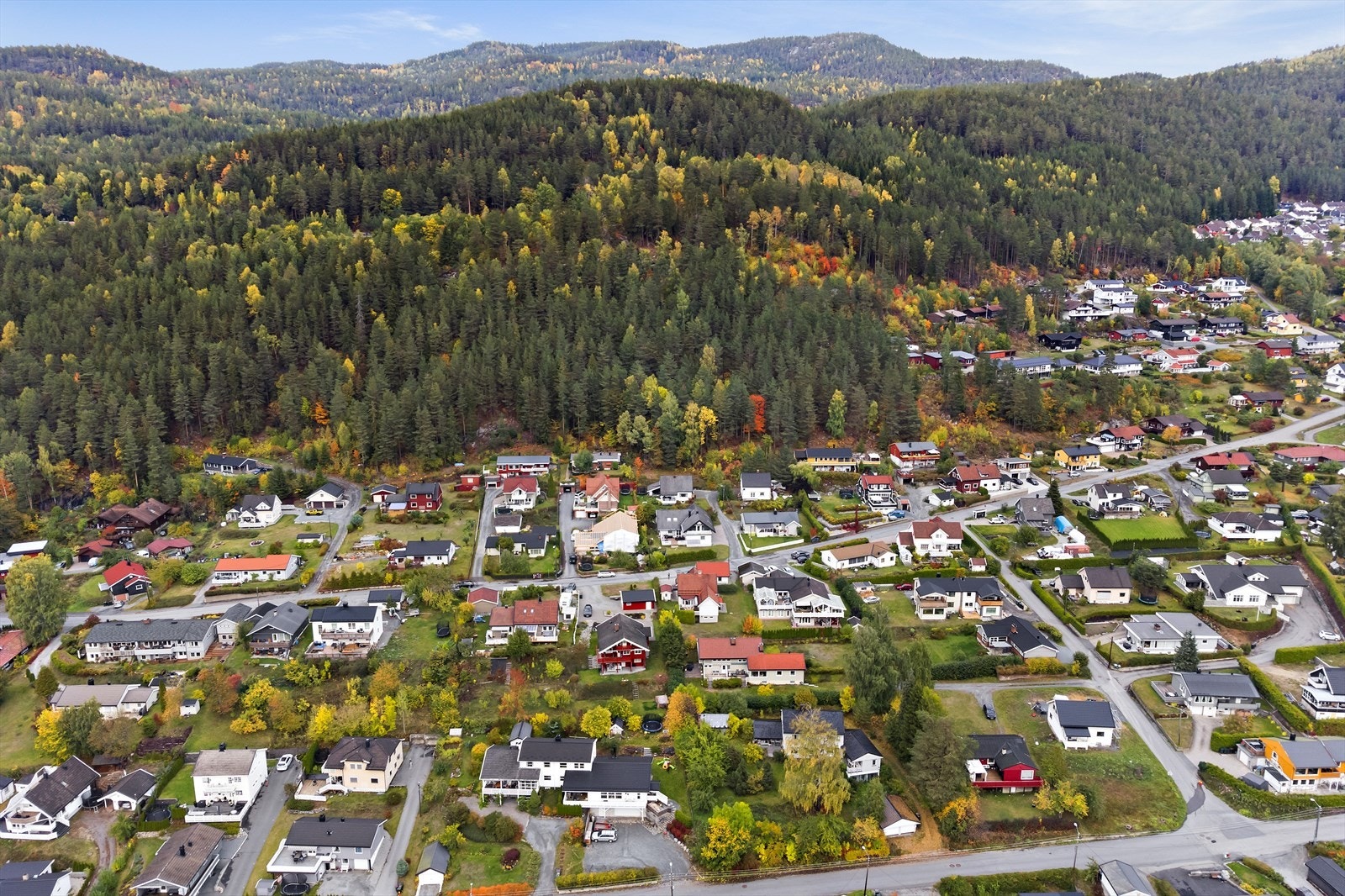 Gangavstand til både Eknes ungdomsskole (ca. 1,3 km) og Krokstad barneskole (ca. 1,8 km.). Fra boligen er det også nærhet til flere barnehager. Galleribilde