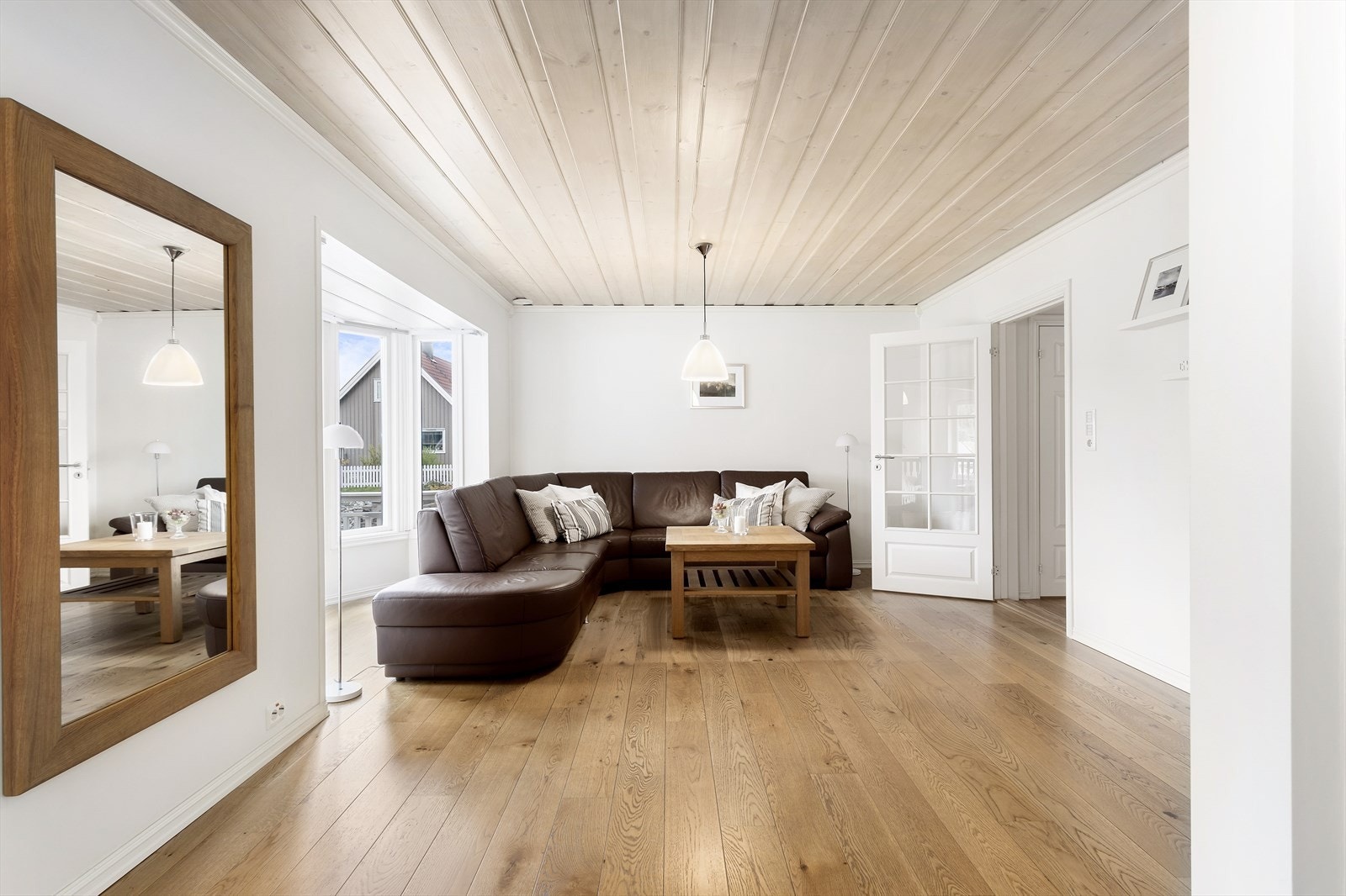 Stuen har topp moderne 1-stavs eikeparkett på gulv og lysmalte overflater. Galleribilde