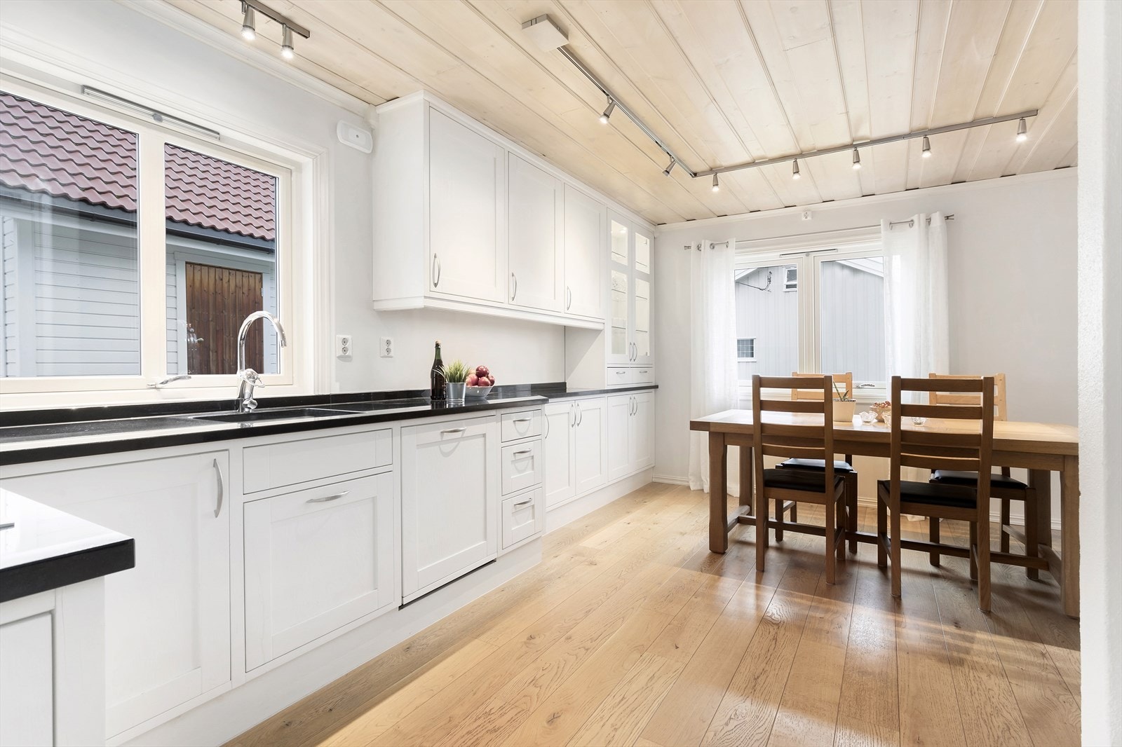 Kjøkkenet har effektive arbeidsflater og rikelig med skap, skuff og benkeplass. Galleribilde